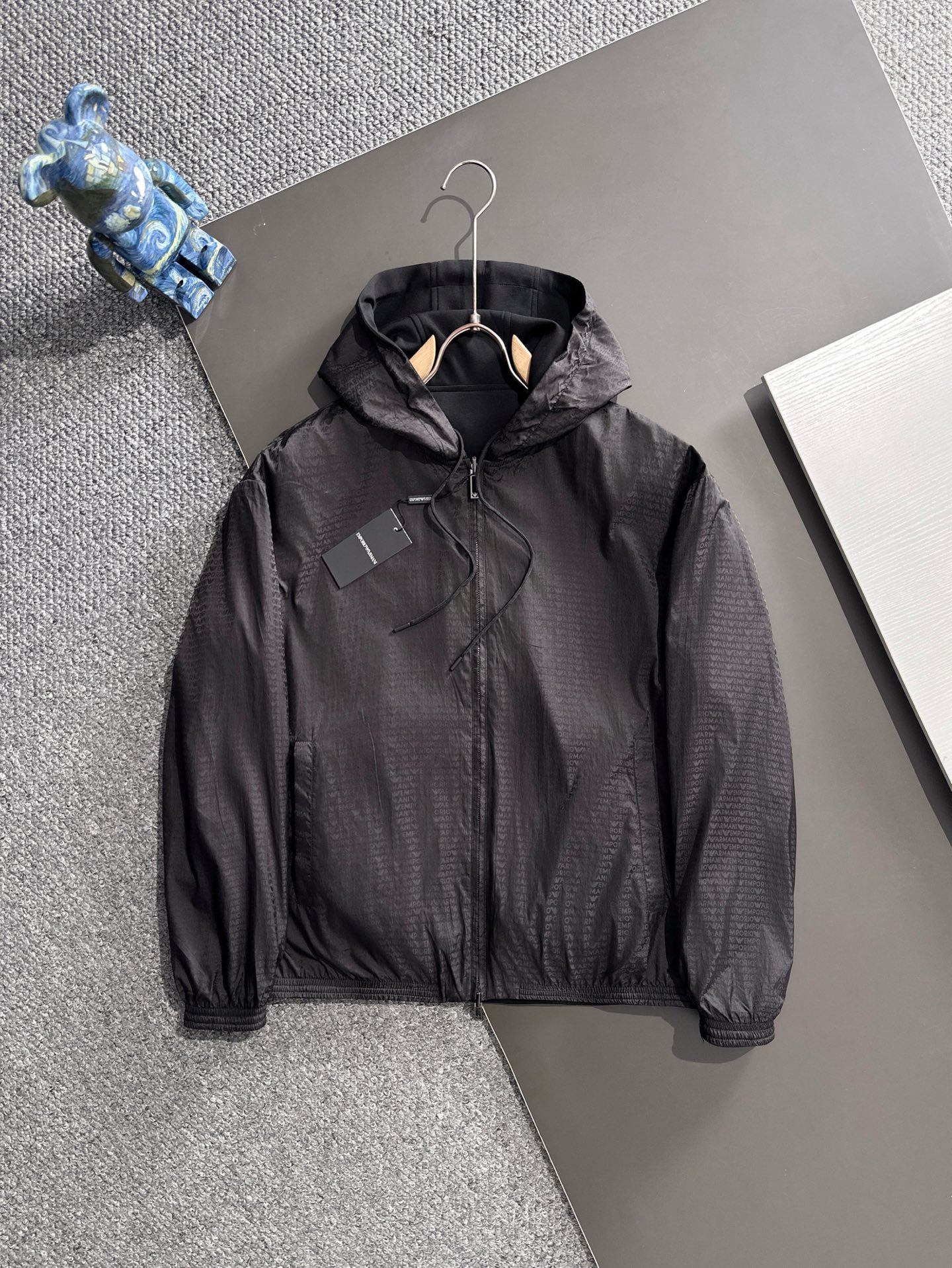 NO:601924,Double-sided Armani high-quality 2025 autumn and winter new jackets. The new products on the show are in perfect condition. The fabrics are comfortable and warm, and the colors are full and attractive. The very outstanding design easily enhances the sense of fashion. The workmanship is extremely sophisticated and rigorous, and the wiring is neat and meticulous!  A masterpiece from a famous designer!  The upper body does not look bloated and is super handsome!  Size S-2XL,,armani,jackets & coats,jackets & coats,alexander wang19860909双面 阿玛尼 高品质2025秋冬新款夹克外套,秀场新品品相非常完美,面料舒适保暖,色泽饱满诱人,非常出彩的设计,轻松将时髦感进阶,做工极为考究严谨,走线工整细致！大牌设计师巨作！上身不显臃肿、超级帅气！ 码数S-2XL,,armani,jackets & coats,jackets & coats,alexander wang,Men's clothing