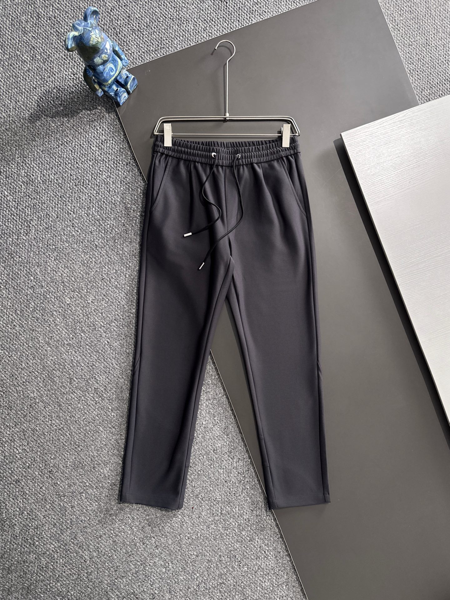 NO:601918,P's 25 autumn and winter men's boutique casual pants. Italian imported fabrics, the latest upper body style is invincible! You can definitely wear it with your eyes closed. This pants is very versatile and can be worn for daily work and outdoor sports. It is the perfect combination of fashion and leisure and outdoor sports, so whether you wear it daily or outdoors, it is your best choice. Extremely comfortable. This style is a pair of running casual business pants with an extremely wide range of applications. Color black khaki Size M-3XL, alexander wang19860909P家25秋冬 男士精品休闲裤.意大利进口面料,最新款上身版型无敌正!绝对可以闭眼收的一款此款裤子非常百搭,日常上班户外运动都可以穿着,是时尚休闲与户外运动的完美结合,所以无论您平时穿或者户外穿都是您的最佳选择.极致舒适性.此款是一件适用范围极其广泛的跑步休闲商务裤 颜色黑色 卡其 尺码M-3XL,,alexander wang,Men's clothing