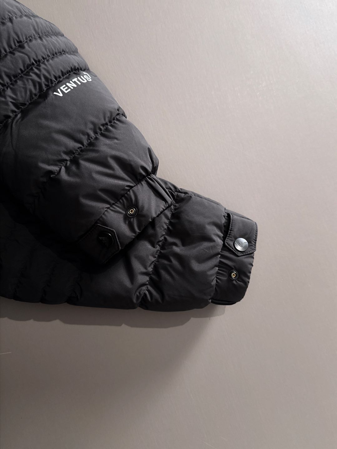 Armani 阿玛尼 2025秋冬专柜同步新品发布，最新款立领羽绒服出货，全部原版购入，无论面料和辅料，