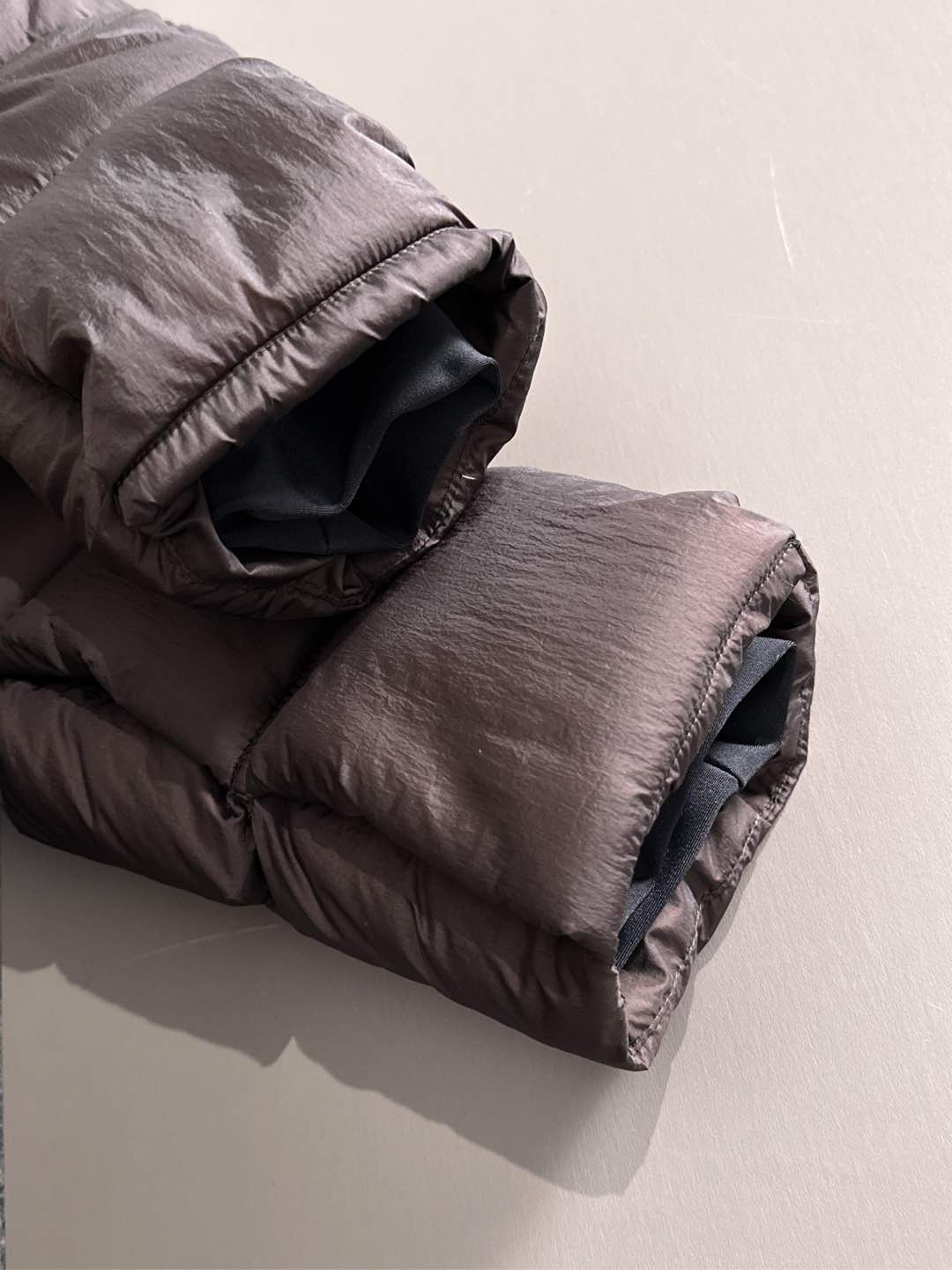 Dior 迪奥 🆕🆕🆕25年冬季最新羽绒服立体剪裁廓形版型上身显瘦帅气！胸前小logo设计、时尚感极强。