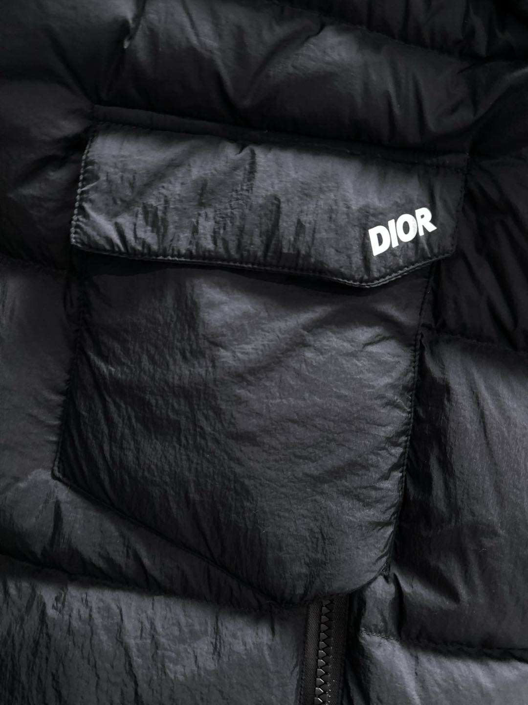 Dior 迪奥 🆕🆕🆕25年冬季最新羽绒服立体剪裁廓形版型上身显瘦帅气！胸前小logo设计、时尚感极强。