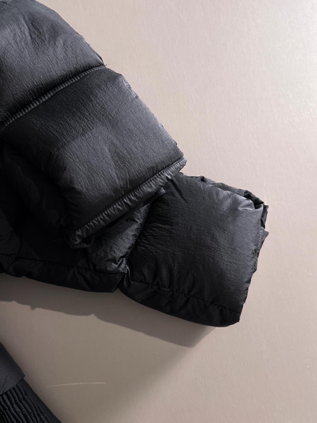 Dior 迪奥 🆕🆕🆕25年冬季最新羽绒服立体剪裁廓形版型上身显瘦帅气！胸前小logo设计、时尚感极强。