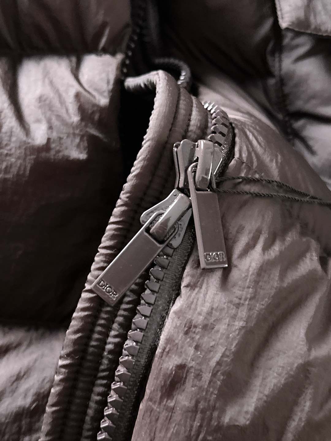 Dior 迪奥 🆕🆕🆕25年冬季最新羽绒服立体剪裁廓形版型上身显瘦帅气！胸前小logo设计、时尚感极强。