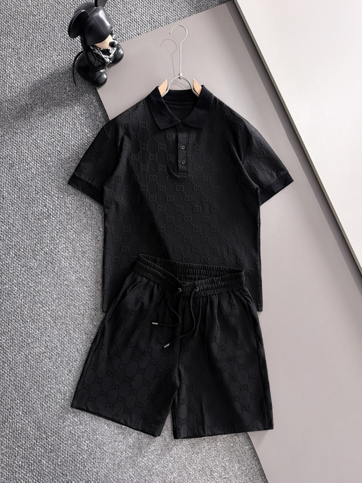 NO:935004,LV 2026 summer latest model, same style for men and women, classic design short-sleeved T-shirt shorts suit, slightly expanded version, customized air layer fabric, soft to the touch, comfortable to wear, fine workmanship. The upper body effect is incomparably handsome, size M-3XLD2,, louis vuitton, shorts, T-shirt, tees, t-shirt,19860909LV 2026夏季最新款,男女同款,经典设计短袖T恤短裤套装,微扩版型,定制空气层面料,手感柔软,穿着舒适,做工精细.上身效果无敌帅气,码数M-3XLD2,,louis vuitton,shorts,T-shirt,tees，t-shirt,,Men's clothing