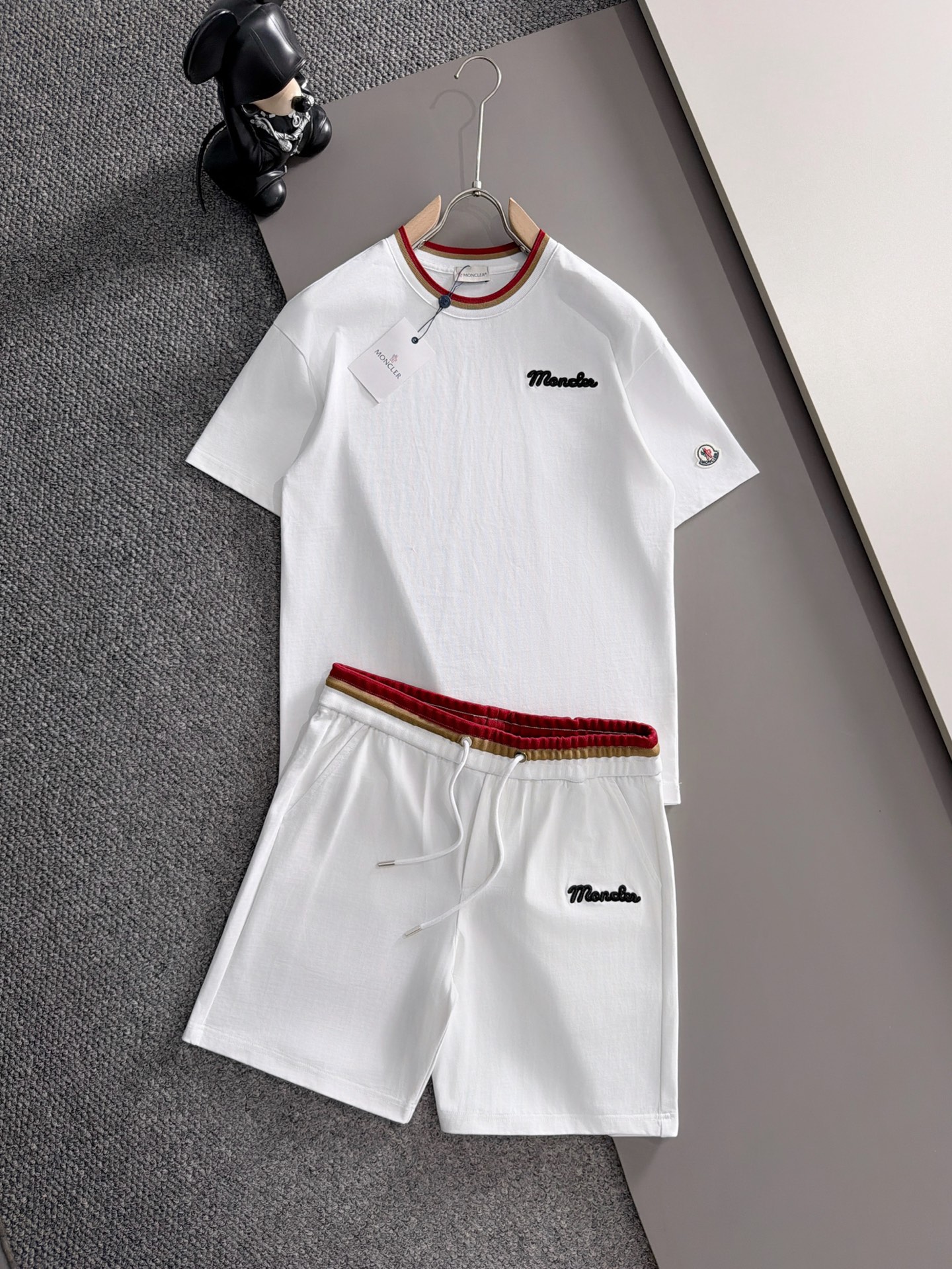 NO:906729,Moncler 2026 summer latest model, same style for men and women, classic design short-sleeved T-shirt shorts suit, slightly expanded version, customized air layer fabric, soft to the touch, comfortable to wear, fine workmanship. The upper body effect is invincible and handsome, size M-3XLD2,,Moncler,shorts,T-shirt,tees,t-shirt,19860909蒙口 2026夏季最新款,男女同款,经典设计短袖T恤短裤套装,微扩版型,定制空气层面料,手感柔软,穿着舒适,做工精细.上身效果无敌帅气,码数M-3XLD2,,Moncler,shorts,T-shirt,tees，t-shirt,,Men's clothing