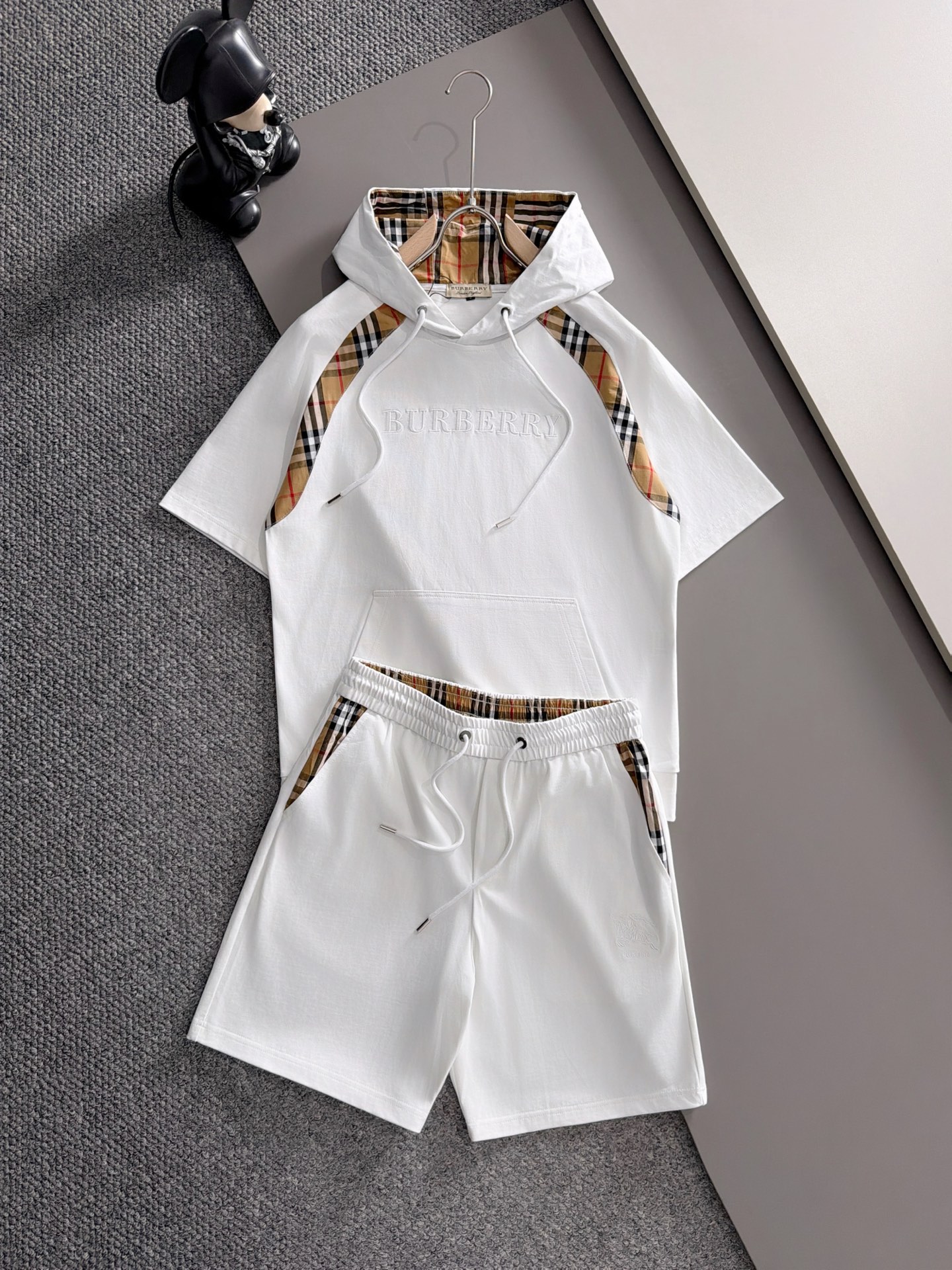 NO:935000,Burberry 2026 summer latest model, same style for men and women, classic design short-sleeved T-shirt shorts suit, slightly expanded version, customized air layer fabric, soft to the touch, comfortable to wear, fine workmanship. The upper body effect is incomparably handsome, size M-3XLD2,, burberry, shorts, T-shirt, tees, t-shirt,19860909巴宝莉 2026夏季最新款,男女同款,经典设计短袖T恤短裤套装,微扩版型,定制空气层面料,手感柔软,穿着舒适,做工精细.上身效果无敌帅气,码数M-3XLD2,,burberry,shorts,T-shirt,tees，t-shirt,,Men's clothing