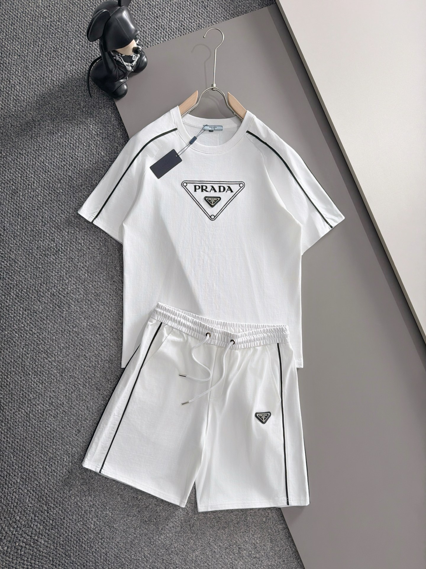 NO:934985,Prada's latest 2026 summer style, same style for men and women, classic design short-sleeved T-shirt shorts suit, slightly expanded version, customized air layer fabric, soft to the touch, comfortable to wear, fine workmanship. The upper body effect is incomparably handsome, size M-3XLD2,, prada, shorts, T-shirt, tees, t-shirt,19860909普拉达 2026夏季最新款,男女同款,经典设计短袖T恤短裤套装,微扩版型,定制空气层面料,手感柔软,穿着舒适,做工精细.上身效果无敌帅气,码数M-3XLD2,,prada,shorts,T-shirt,tees，t-shirt,,Men's clothing