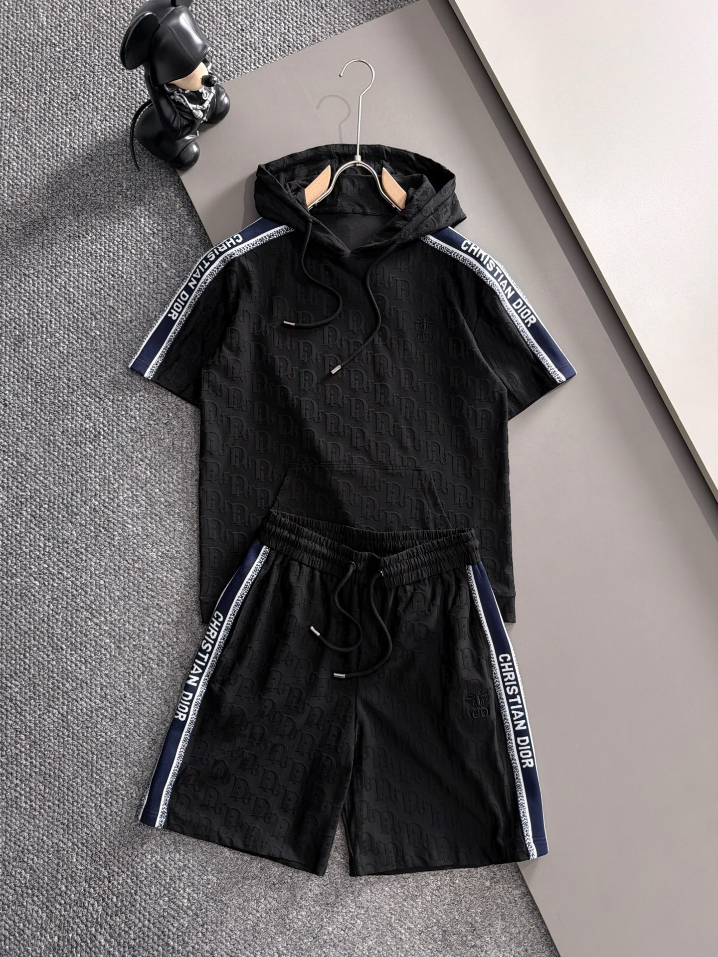 NO:934996,Dior's latest 2026 summer style, same style for men and women, classic design short-sleeved T-shirt shorts suit, slightly expanded version, customized air layer fabric, soft to the touch, comfortable to wear, fine workmanship. The upper body effect is incomparably handsome, size M-3XLD2,, dior, shorts, T-shirt, tees, t-shirt,19860909迪奥 2026夏季最新款,男女同款,经典设计短袖T恤短裤套装,微扩版型,定制空气层面料,手感柔软,穿着舒适,做工精细.上身效果无敌帅气,码数M-3XLD2,,dior,shorts,T-shirt,tees，t-shirt,,Men's clothing