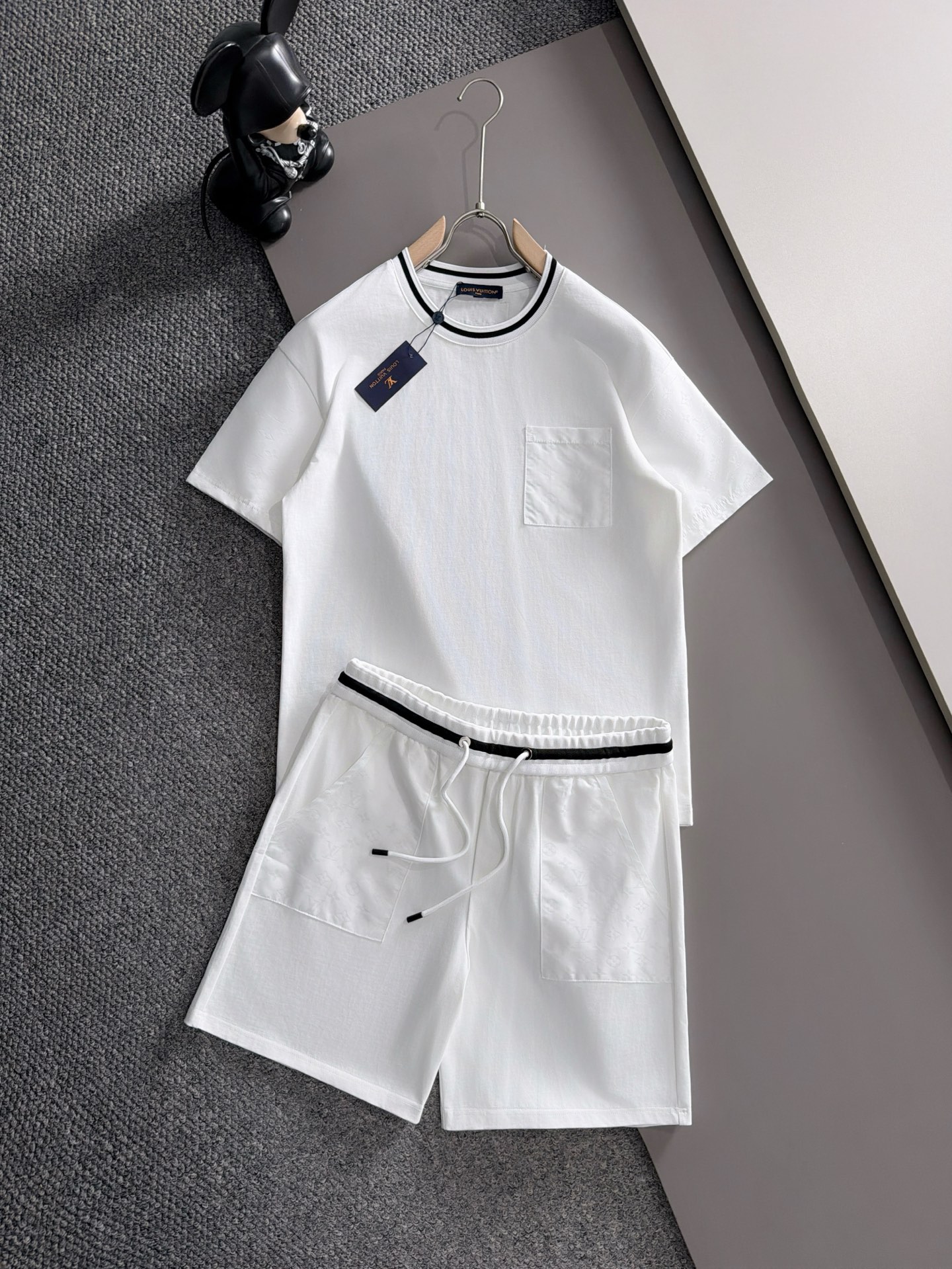 NO:934981,LV 2026 summer latest model, same style for men and women, classic design short-sleeved T-shirt shorts suit, slightly expanded version, customized air layer fabric, soft to the touch, comfortable to wear, fine workmanship. The upper body effect is incomparably handsome, size M-3XLD2,, louis vuitton, shorts, T-shirt, tees, t-shirt,19860909LV 2026夏季最新款,男女同款,经典设计短袖T恤短裤套装,微扩版型,定制空气层面料,手感柔软,穿着舒适,做工精细.上身效果无敌帅气,码数M-3XLD2,,louis vuitton,shorts,T-shirt,tees，t-shirt,,Men's clothing