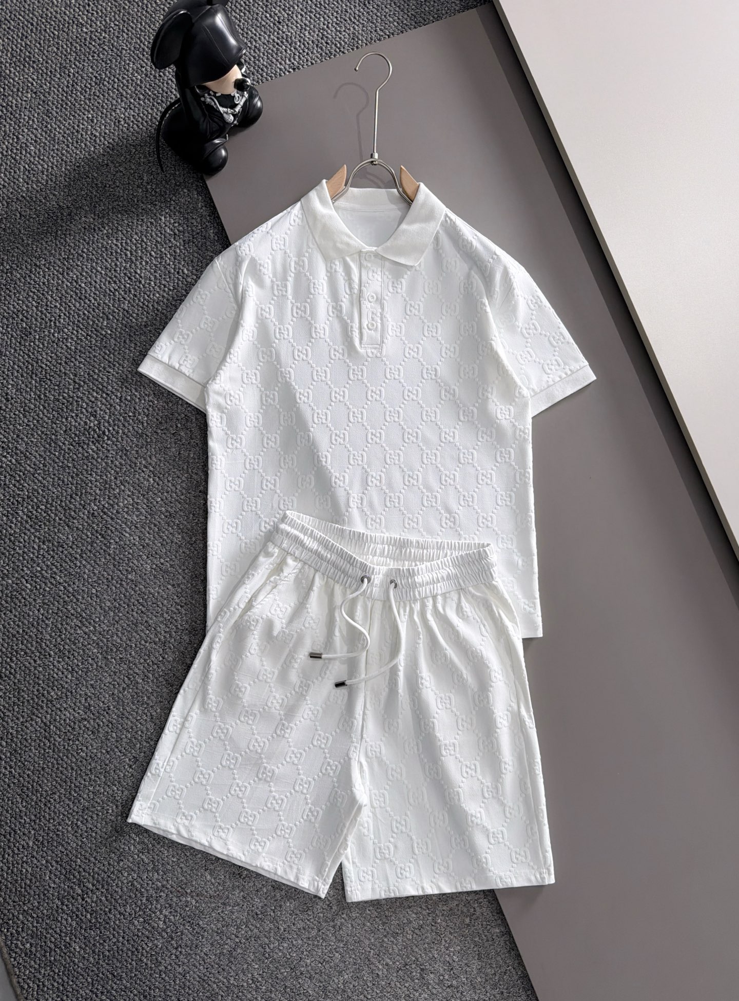 NO:935008,Gucci 2026 summer latest model, same style for men and women, classic design short-sleeved T-shirt shorts suit, slightly expanded version, customized air layer fabric, soft to the touch, comfortable to wear, fine workmanship. The upper body effect is invincible and handsome, size M-3XLD2,, gucci, shorts, T-shirt, tees, t-shirt,19860909古驰 2026夏季最新款,男女同款,经典设计短袖T恤短裤套装,微扩版型,定制空气层面料,手感柔软,穿着舒适,做工精细.上身效果无敌帅气,码数M-3XLD2,,gucci,shorts,T-shirt,tees，t-shirt,,Men's clothing