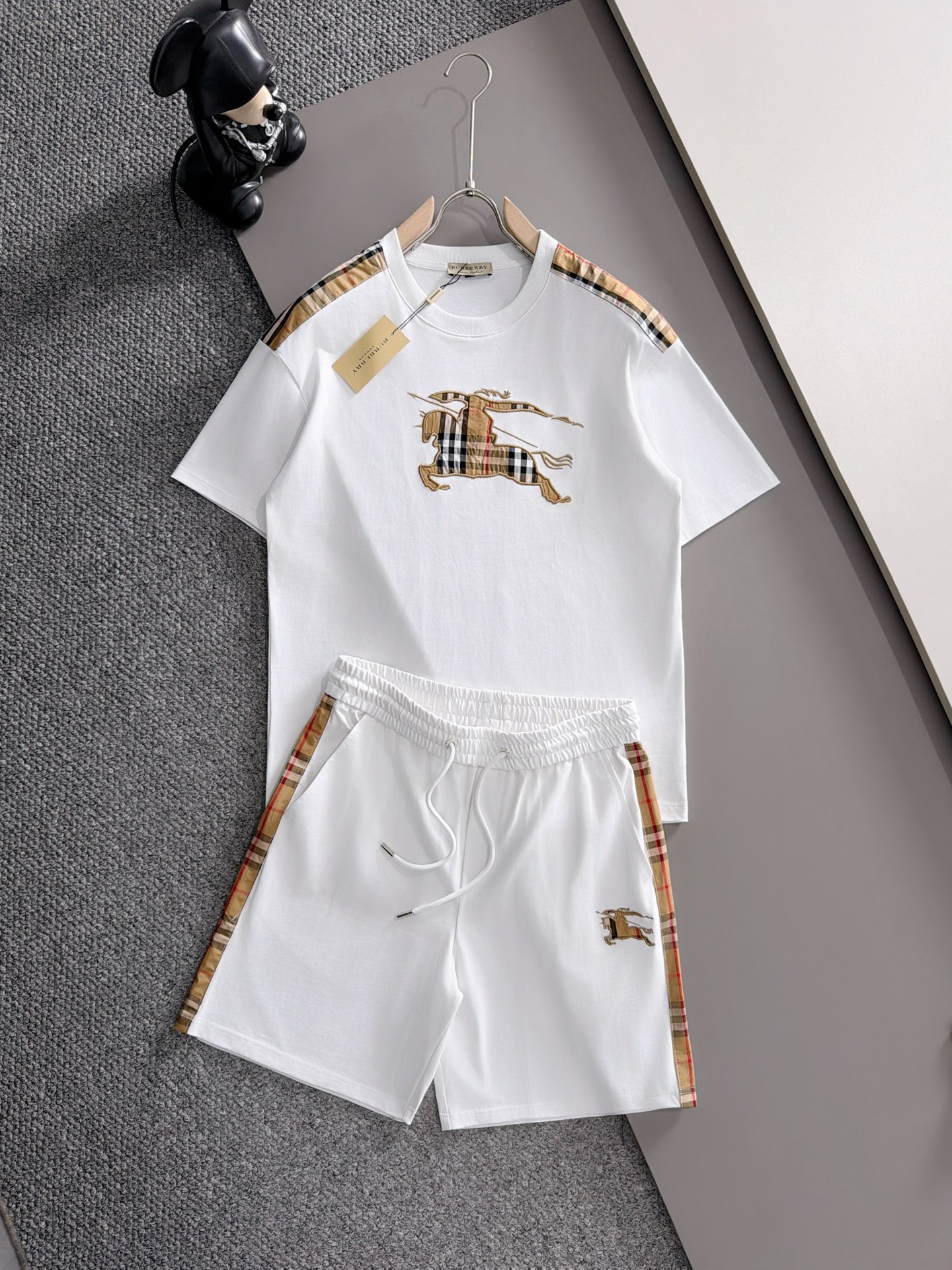 NO:906725,Burberry 2026 summer latest model, same style for men and women, classic design short-sleeved T-shirt shorts suit, slightly expanded version, customized air layer fabric, soft to the touch, comfortable to wear, fine workmanship. The upper body effect is incomparably handsome, size M-3XLD2,, burberry, shorts, T-shirt, tees, t-shirt,19860909巴宝莉 2026夏季最新款,男女同款,经典设计短袖T恤短裤套装,微扩版型,定制空气层面料,手感柔软,穿着舒适,做工精细.上身效果无敌帅气,码数M-3XLD2,,burberry,shorts,T-shirt,tees，t-shirt,,Men's clothing