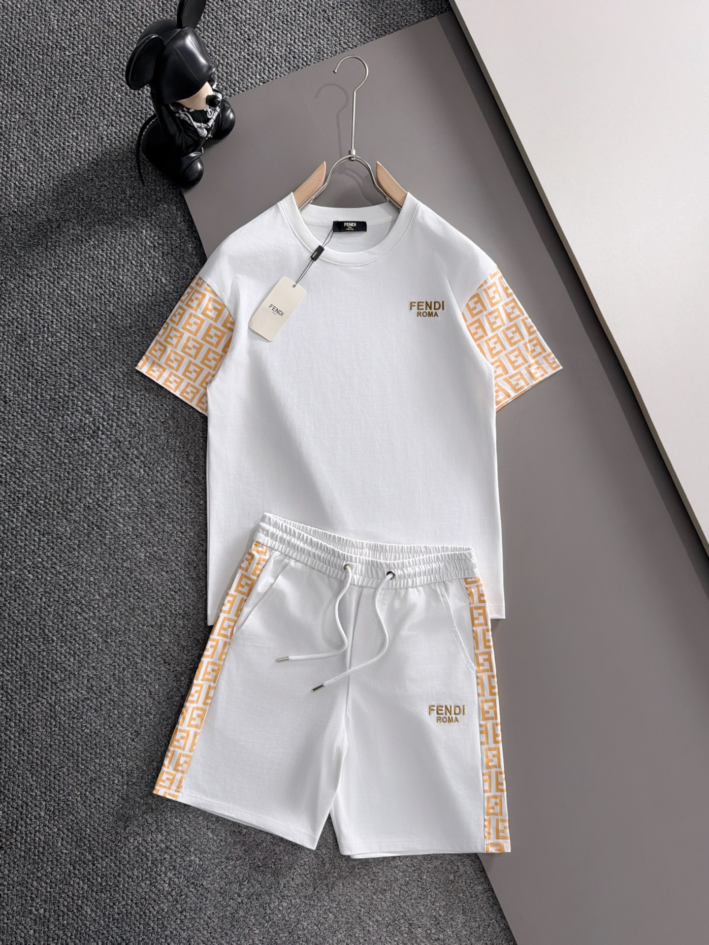 NO:906721,Fendi 2026 summer latest model, same style for men and women, classic design short-sleeved T-shirt shorts suit, slightly expanded version, customized air layer fabric, soft to the touch, comfortable to wear, fine workmanship. The upper body effect is incomparably handsome, size M-3XLD2,, fendi, shorts, T-shirt, tees, t-shirt,19860909芬迪 2026夏季最新款,男女同款,经典设计短袖T恤短裤套装,微扩版型,定制空气层面料,手感柔软,穿着舒适,做工精细.上身效果无敌帅气,码数M-3XLD2,,fendi,shorts,T-shirt,tees，t-shirt,,Men's clothing