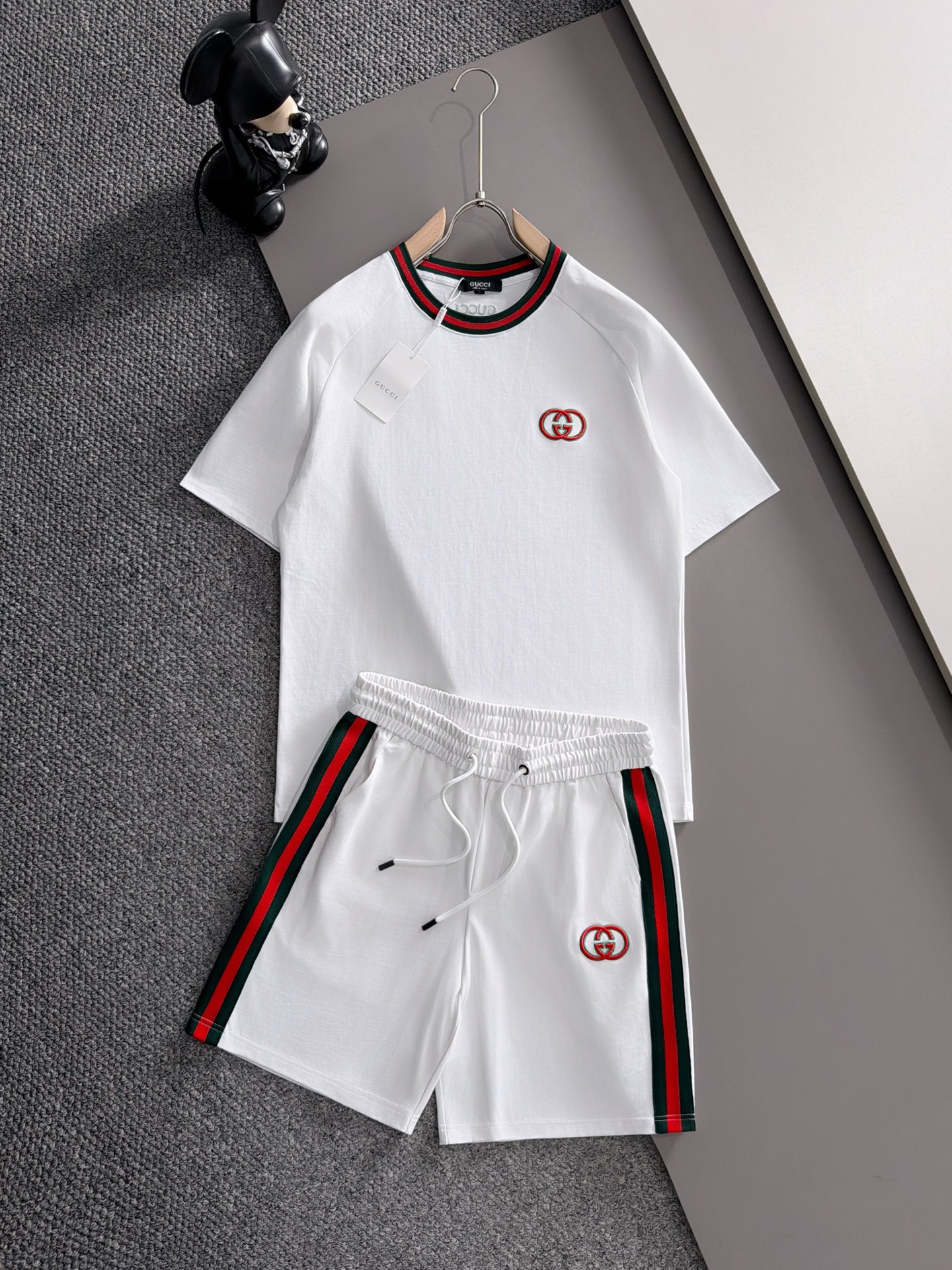 NO:934976,Gucci 2026 summer latest model, same style for men and women, classic design short-sleeved T-shirt shorts suit, slightly expanded version, customized air layer fabric, soft to the touch, comfortable to wear, fine workmanship. The upper body effect is invincible and handsome, size M-3XLD2,, gucci, shorts, T-shirt, tees, t-shirt,19860909古驰 2026夏季最新款,男女同款,经典设计短袖T恤短裤套装,微扩版型,定制空气层面料,手感柔软,穿着舒适,做工精细.上身效果无敌帅气,码数M-3XLD2,,gucci,shorts,T-shirt,tees，t-shirt,,Men's clothing