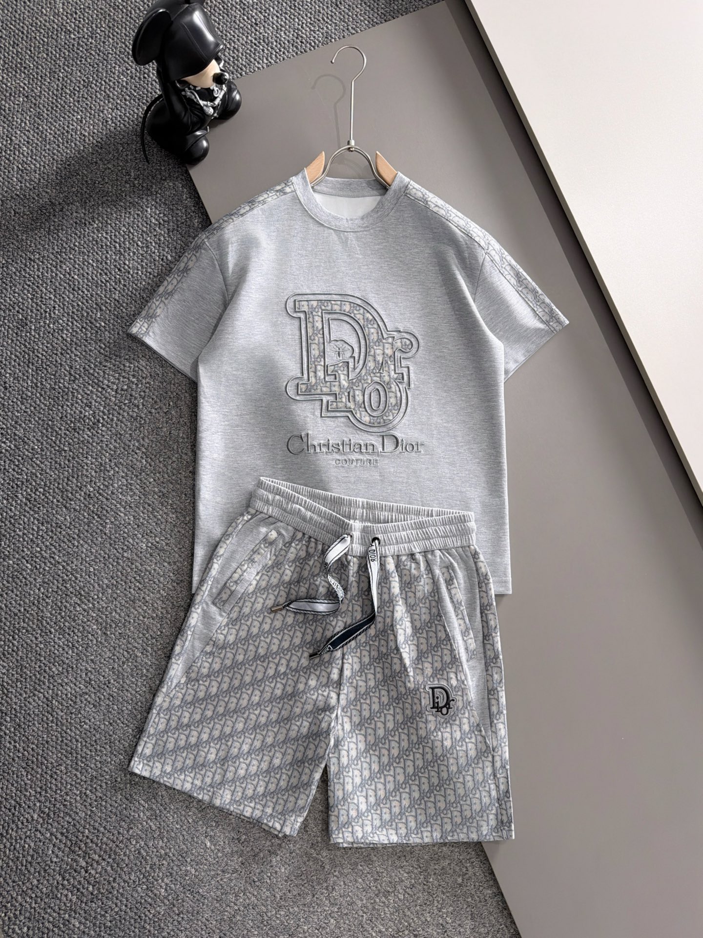 NO:934993,Dior's latest 2026 summer style, same style for men and women, classic design short-sleeved T-shirt shorts suit, slightly expanded version, customized air layer fabric, soft to the touch, comfortable to wear, fine workmanship. The upper body effect is incomparably handsome, size M-3XLD2,, dior, shorts, T-shirt, tees, t-shirt,19860909迪奥 2026夏季最新款,男女同款,经典设计短袖T恤短裤套装,微扩版型,定制空气层面料,手感柔软,穿着舒适,做工精细.上身效果无敌帅气,码数M-3XLD2,,dior,shorts,T-shirt,tees，t-shirt,,Men's clothing