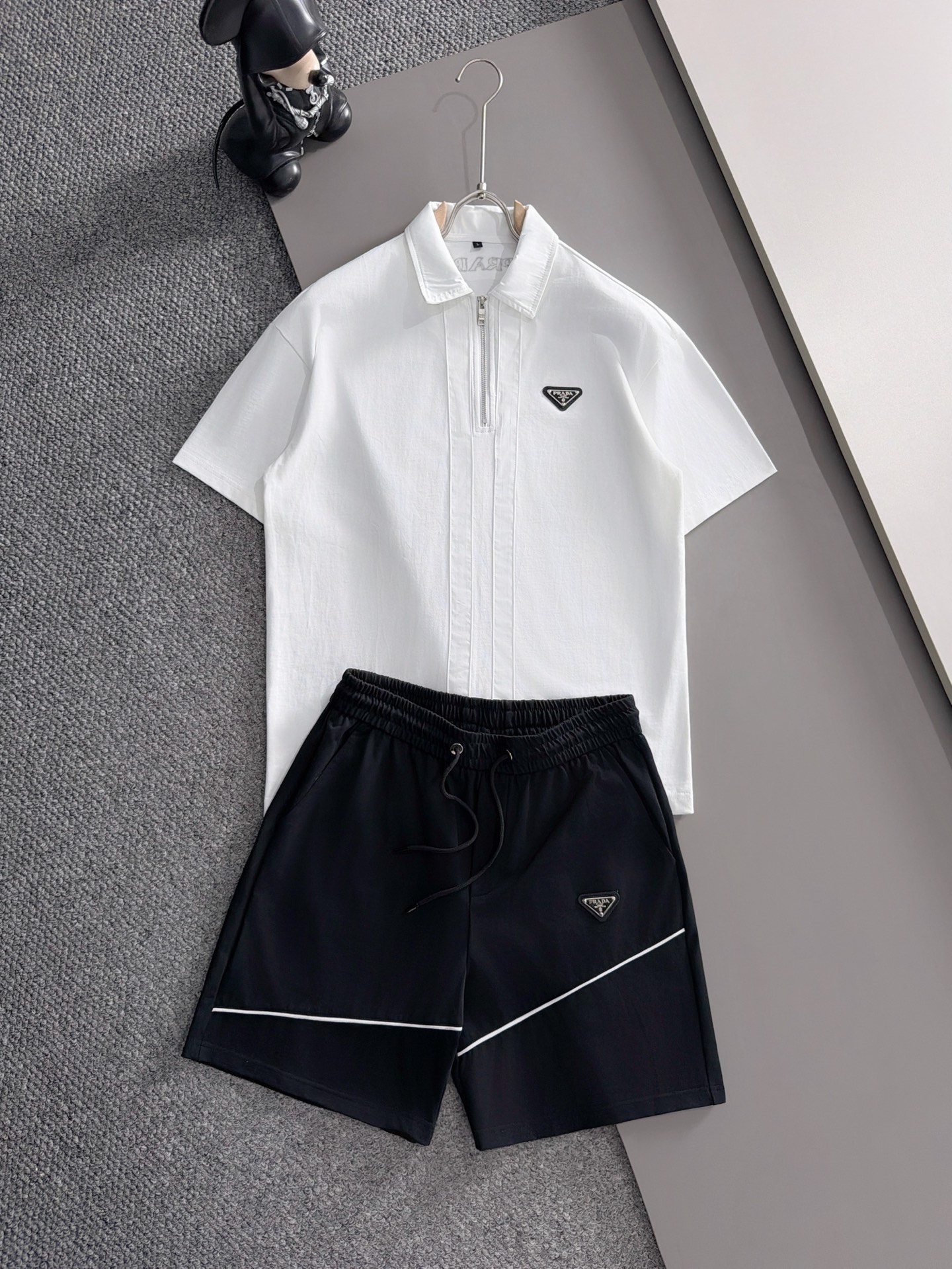 NO:935012,Prada's latest 2026 summer style, same style for men and women, classic design short-sleeved T-shirt shorts suit, slightly expanded version, customized air layer fabric, soft to the touch, comfortable to wear, fine workmanship. The upper body effect is incomparably handsome, size M-3XLD2,, prada, shorts, T-shirt, tees, t-shirt,19860909普拉达 2026夏季最新款,男女同款,经典设计短袖T恤短裤套装,微扩版型,定制空气层面料,手感柔软,穿着舒适,做工精细.上身效果无敌帅气,码数M-3XLD2,,prada,shorts,T-shirt,tees，t-shirt,,Men's clothing
