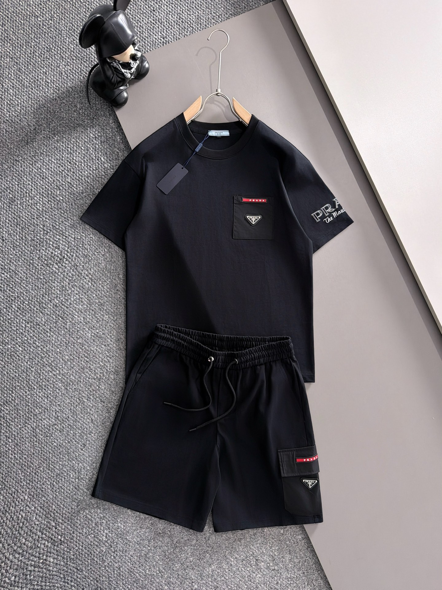 NO:906754,Prada's latest 2026 summer style, same style for men and women, classic design short-sleeved T-shirt shorts suit, slightly expanded version, customized air layer fabric, soft to the touch, comfortable to wear, fine workmanship. The upper body effect is incomparably handsome, size M-3XLD2,, prada, shorts, T-shirt, tees, t-shirt,19860909普拉达 2026夏季最新款,男女同款,经典设计短袖T恤短裤套装,微扩版型,定制空气层面料,手感柔软,穿着舒适,做工精细.上身效果无敌帅气,码数M-3XLD2,,prada,shorts,T-shirt,tees，t-shirt,,Men's clothing