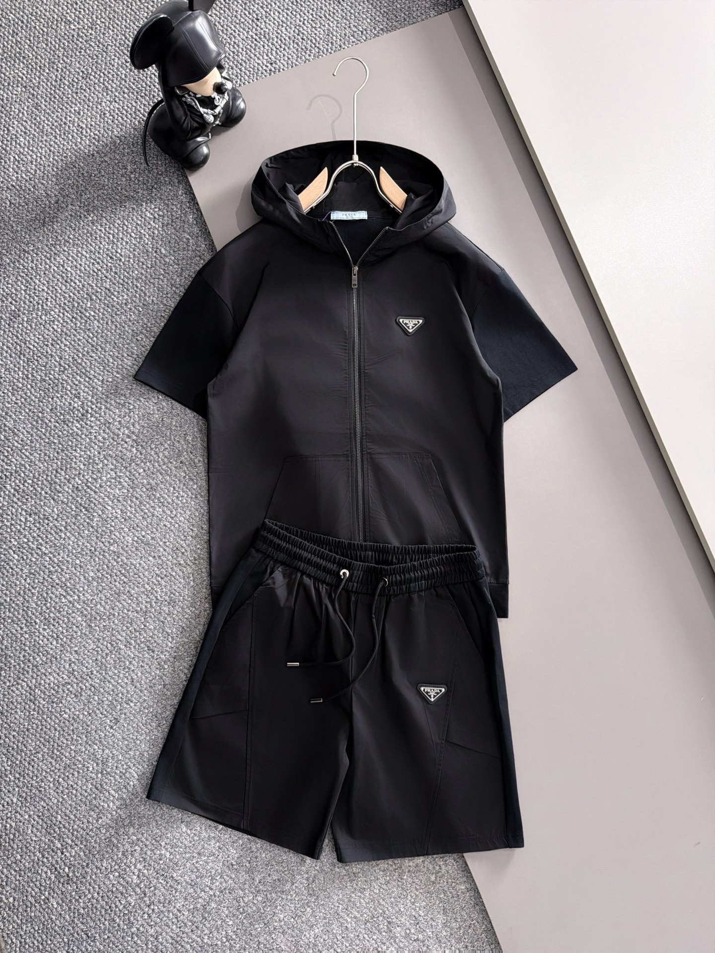NO:935001,Prada's latest 2026 summer style, same style for men and women, classic design short-sleeved T-shirt shorts suit, slightly expanded version, customized air layer fabric, soft to the touch, comfortable to wear, fine workmanship. The upper body effect is incomparably handsome, size M-3XLD2,, prada, shorts, T-shirt, tees, t-shirt,19860909普拉达 2026夏季最新款,男女同款,经典设计短袖T恤短裤套装,微扩版型,定制空气层面料,手感柔软,穿着舒适,做工精细.上身效果无敌帅气,码数M-3XLD2,,prada,shorts,T-shirt,tees，t-shirt,,Men's clothing