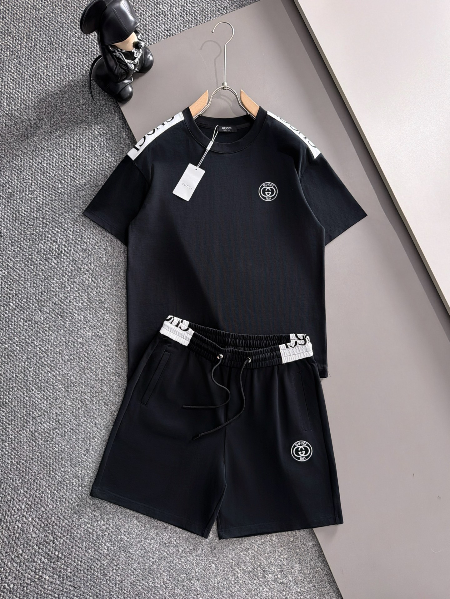 NO:906748,Gucci 2026 summer latest model, same style for men and women, classic design short-sleeved T-shirt shorts suit, slightly expanded version, customized air layer fabric, soft to the touch, comfortable to wear, fine workmanship. The upper body effect is invincible and handsome, size M-3XLD2,, gucci, shorts, T-shirt, tees, t-shirt,19860909古驰 2026夏季最新款,男女同款,经典设计短袖T恤短裤套装,微扩版型,定制空气层面料,手感柔软,穿着舒适,做工精细.上身效果无敌帅气,码数M-3XLD2,,gucci,shorts,T-shirt,tees，t-shirt,,Men's clothing