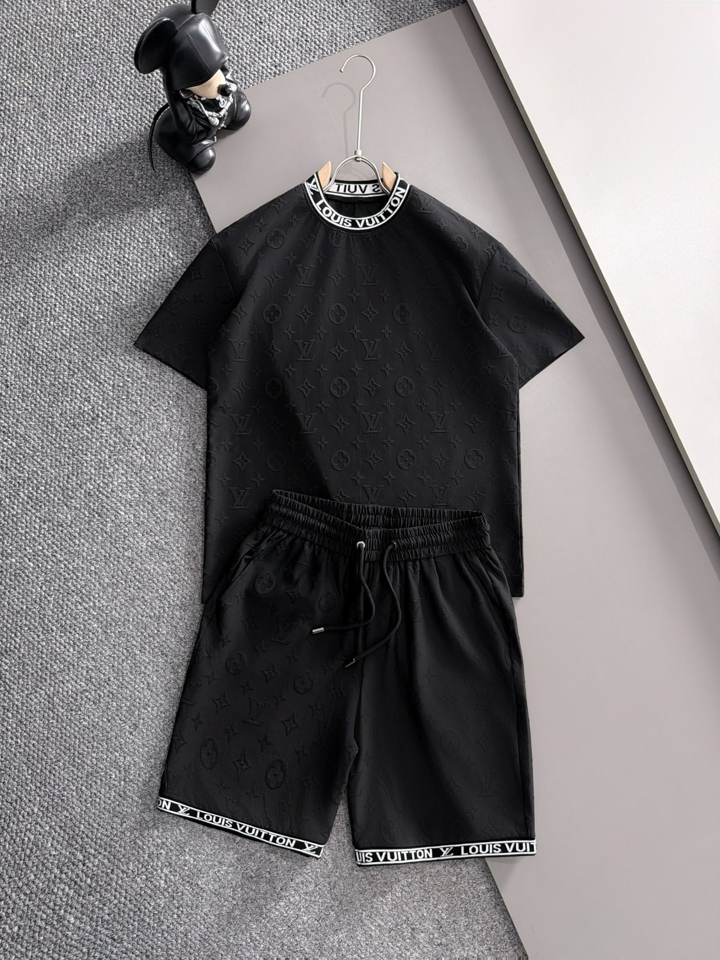 NO:906733,LV 2026 summer latest model, same style for men and women, classic design short-sleeved T-shirt shorts suit, slightly expanded version, customized air layer fabric, soft to the touch, comfortable to wear, fine workmanship. The upper body effect is incomparably handsome, size M-3XLD2,, louis vuitton, shorts, T-shirt, tees, t-shirt,19860909LV 2026夏季最新款,男女同款,经典设计短袖T恤短裤套装,微扩版型,定制空气层面料,手感柔软,穿着舒适,做工精细.上身效果无敌帅气,码数M-3XLD2,,louis vuitton,shorts,T-shirt,tees，t-shirt,,Men's clothing