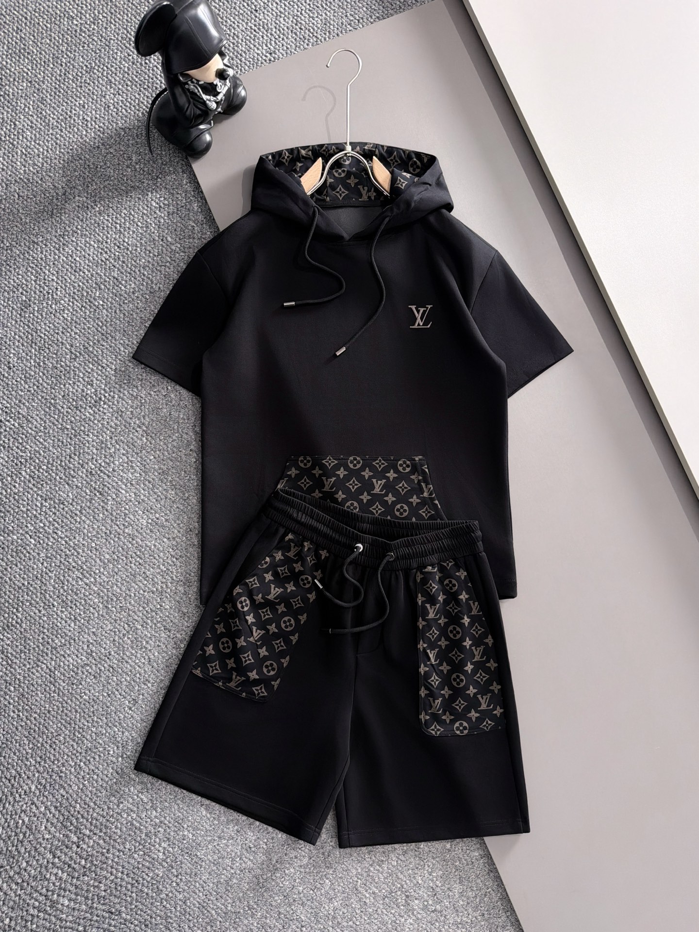 NO:934997,LV 2026 summer latest model, same style for men and women, classic design short-sleeved T-shirt shorts suit, slightly expanded version, customized air layer fabric, soft to the touch, comfortable to wear, fine workmanship. The upper body effect is incomparably handsome, size M-3XLD2,, louis vuitton, shorts, T-shirt, tees, t-shirt,19860909LV 2026夏季最新款,男女同款,经典设计短袖T恤短裤套装,微扩版型,定制空气层面料,手感柔软,穿着舒适,做工精细.上身效果无敌帅气,码数M-3XLD2,,louis vuitton,shorts,T-shirt,tees，t-shirt,,Men's clothing