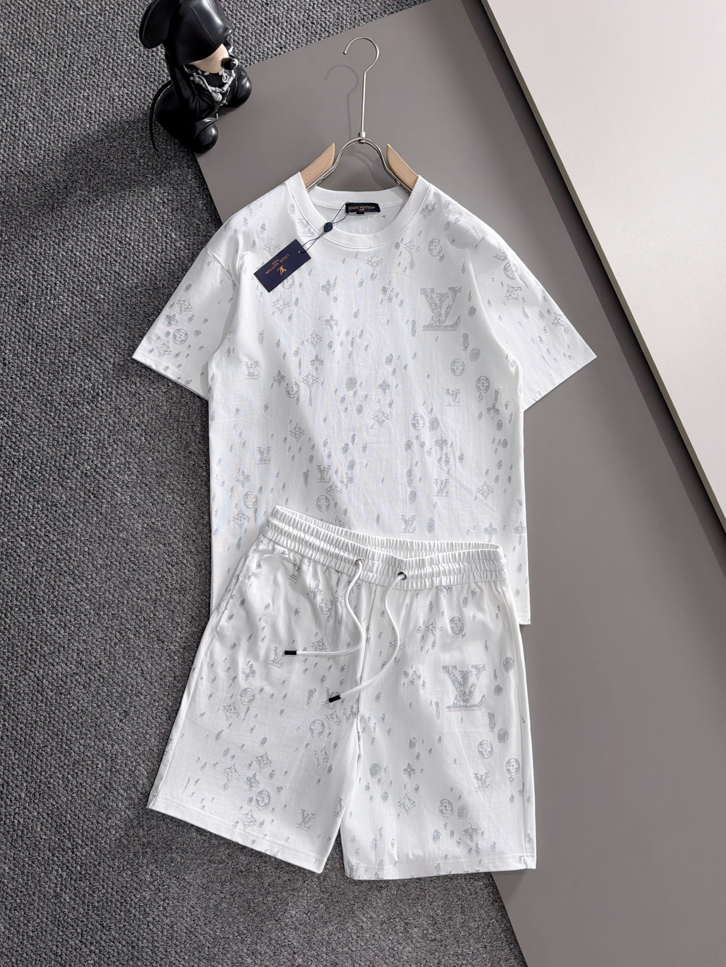 NO:934989,LV 2026 summer latest model, same style for men and women, classic design short-sleeved T-shirt shorts suit, slightly expanded version, customized air layer fabric, soft to the touch, comfortable to wear, fine workmanship. The upper body effect is incomparably handsome, size M-3XLD2,, louis vuitton, shorts, T-shirt, tees, t-shirt,19860909LV 2026夏季最新款,男女同款,经典设计短袖T恤短裤套装,微扩版型,定制空气层面料,手感柔软,穿着舒适,做工精细.上身效果无敌帅气,码数M-3XLD2,,louis vuitton,shorts,T-shirt,tees，t-shirt,,Men's clothing