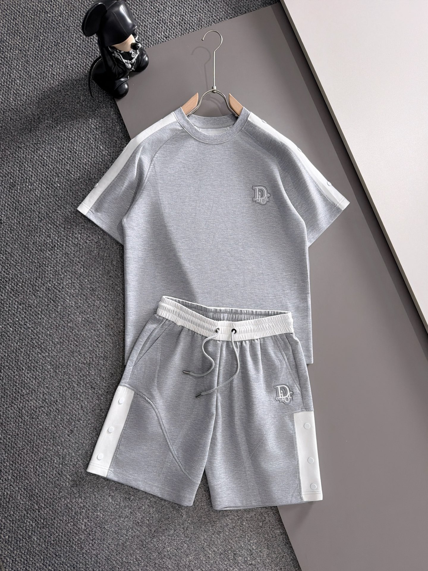 NO:906736,Dior's latest 2026 summer style, same style for men and women, classic design short-sleeved T-shirt shorts suit, slightly expanded version, customized air layer fabric, soft to the touch, comfortable to wear, fine workmanship. The upper body effect is incomparably handsome, size M-3XLD2,, dior, shorts, T-shirt, tees, t-shirt,19860909迪奥 2026夏季最新款,男女同款,经典设计短袖T恤短裤套装,微扩版型,定制空气层面料,手感柔软,穿着舒适,做工精细.上身效果无敌帅气,码数M-3XLD2,,dior,shorts,T-shirt,tees，t-shirt,,Men's clothing