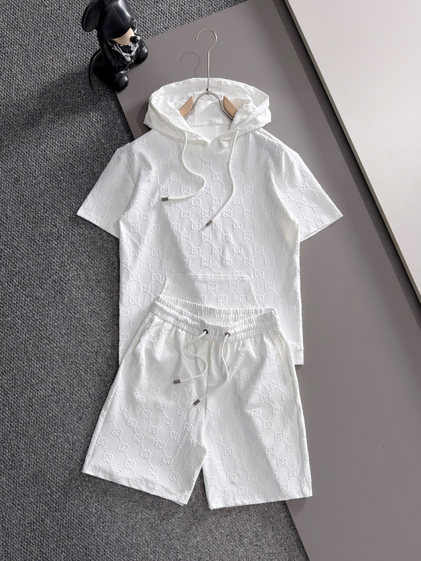 NO:934992,Gucci 2026 summer latest model, same style for men and women, classic design short-sleeved T-shirt shorts suit, slightly expanded version, customized air layer fabric, soft to the touch, comfortable to wear, fine workmanship. The upper body effect is invincible and handsome, size M-3XLD2,, gucci, shorts, T-shirt, tees, t-shirt,19860909古驰 2026夏季最新款,男女同款,经典设计短袖T恤短裤套装,微扩版型,定制空气层面料,手感柔软,穿着舒适,做工精细.上身效果无敌帅气,码数M-3XLD2,,gucci,shorts,T-shirt,tees，t-shirt,,Men's clothing