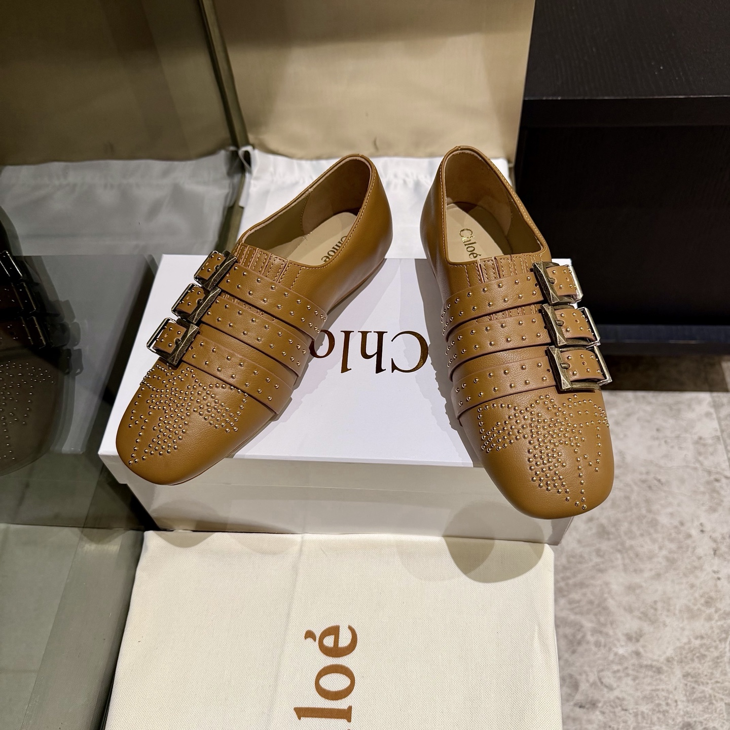 NO:706790,The exclusive first release of the flat-heeled shoes, the upgraded version of bun shoes is here!  Chloe's latest rivet design, original private model leather outsole, unique design style rivet decoration, all the positions are just right after matching. All the craftsmanship and materials are consistent with the original version. It is definitely a pair of durable and durable shoes that are necessary for walking in the world!  !  Versatile Korean version, standard size 35-40, fabric leather rivet decoration + retro buckle, loafers, chloe, loewe, loafers, cowhide, Leather soles19860909格批平跟 独家首发,升级版包子单鞋来了！ Chloe（克洛伊）最新铆钉设计 原版私模真皮大底,独特的设计风格铆钉装饰,配上后所有的位置刚刚好 所有的工艺与材质原版一致 绝对是一双耐穿耐看行走江湖必备利器！！百搭韩版 码数35-40标准码,面料牛皮铆钉装饰+复古的扣扣,乐福鞋,chloe,loewe,loafers,cowhide,Leather soles,Women's Shoes