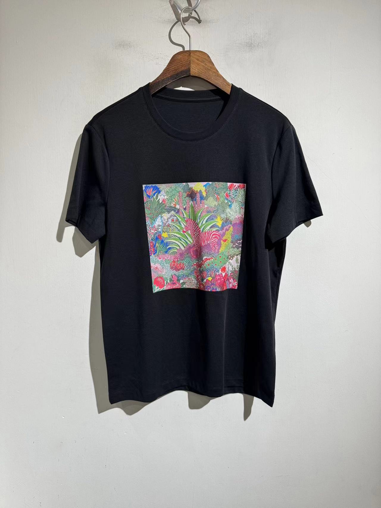 NO:426219,.H Home French customer order 'Jungle Horse' standard version. The most advanced 3D printing technology is used. It is matched with mulberry silk-blend cotton fabric. It is extremely casual and extremely comfortable short-sleeved. The new spring and summer style of 25. This T-shirt is amazing!  Both men and women look very good. The picture is clear enough to enlarge. It is unique. Skin-friendly and breathable. Black and white. Size m-2xL. Size m-2xL. Size m-2xL. Size m-2xL. Size m-2xL. Size m-2xL. Size 104 shoulder width 44 garment length 66. Other sizes bust L108 xL112 2xL116 Sleeve length difference of 1.5cm per size, T-shirt, alexander wang19860909.H家 法国客户订单 “丛林之马” 标准版型.应用最先进的3d印刷技术.搭配桑蚕丝混纺棉的面料.极其随性的、极致舒服的短袖.25春夏新款. 这款 T 恤太绝啦！男女穿都很好看.清晰到可以放大的画面.独具特色.亲肤透气 黑白两色 尺码m-2xL. m码胸围104 肩宽44 衣长66.其他码胸围L108 xL112 2xL116 肩宽衣长长袖长每码相差1.5cm,,T-shirt,alexander wang,Men's clothing