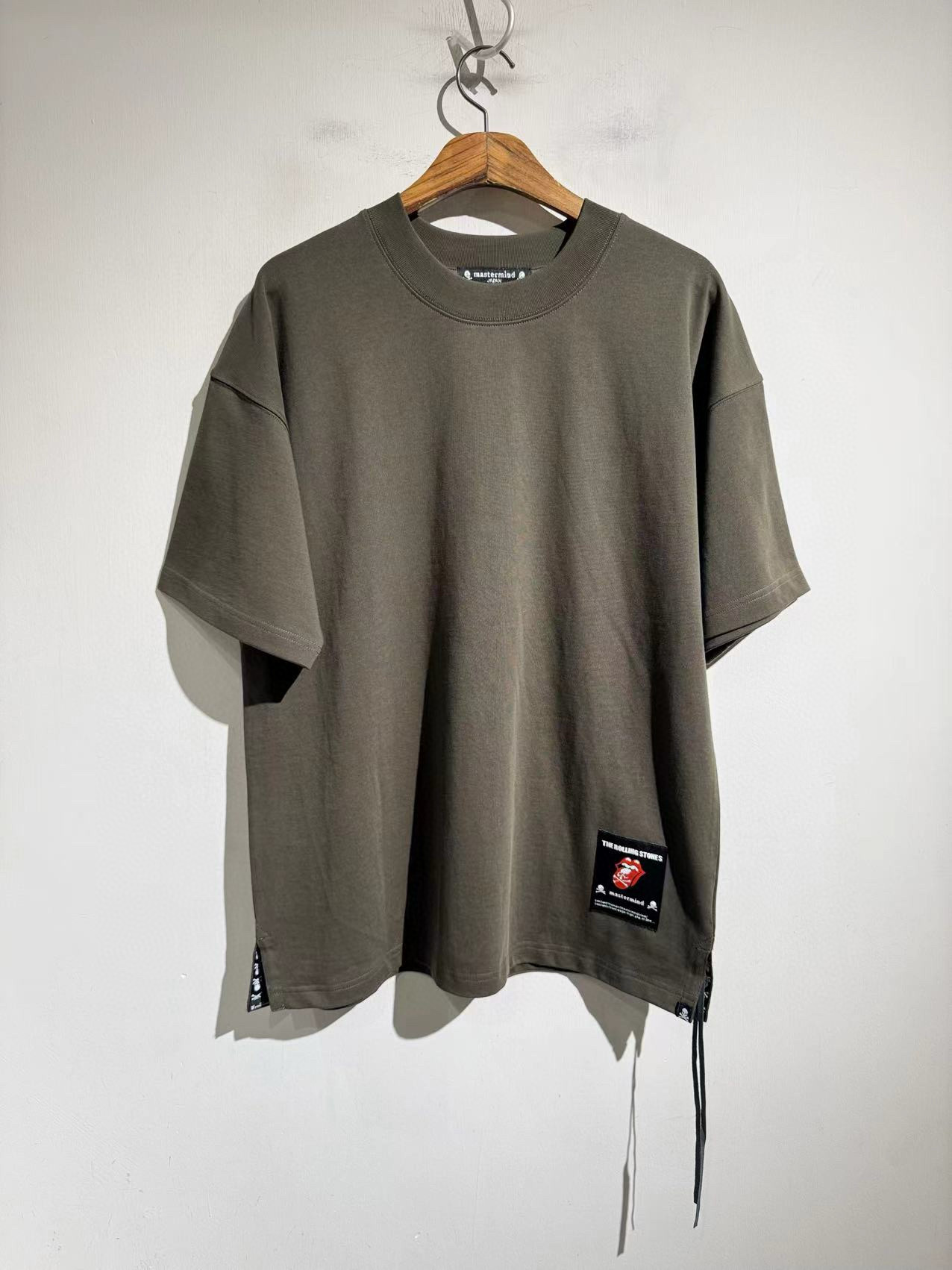 NO:426197,.MMJ short-sleeved rock tongue and dark collided together. Absolutely master level, not ordinary. Three-dimensional offset printing + special edge cutting!  !  2025 Spring and Summer rolling stone Co-branded MMJ offset printing T. Customized 300g combed cotton, comfortable and delicate, customized thick plate flower craft, special cutting and splicing, complex structure, unique loose style, black, military and green. The same style for men and women, S-XL s-code bust 120 shoulder width 61 clothes length 74 other size bust M124 L128 xl132 Shoulder width length increases by 1.3cm per size, T-shirt, alexander wang19860909.MMJ短袖 摇滚舌头和暗黑的联名碰撞.绝对大师级,不一般.立体胶印+特殊包边裁剪！！2025春夏 rolling stone 联名MMJ胶印T.定制300g精梳棉 手感舒适细腻 定制厚板花工艺 特殊裁剪拼接 结构复杂独特 宽松版型 黑色 军绿两色.男女同款 码数S-XL s码胸围120 肩宽61 衣长74 其他码胸围M124 L128 xl132 肩宽衣长每码递增1.3cm,,T-shirt,alexander wang,Men's clothing