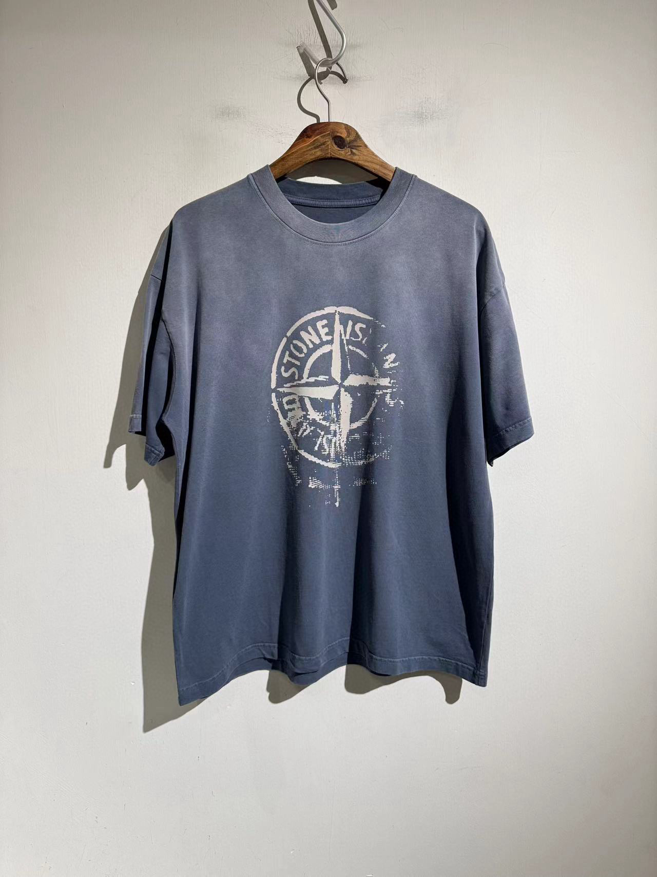 NO:428524,.Stone Island The beauty of blue gradient washing water. 25 spring and summer st stone washing water used printed loose short-sleeved T-shirt. The wash water color is super positive. The washing water fabric imitates the traces of wear and tear in the years, and the three-dimensional denim stickers create a very natural anti-aging effect. Although it is simple, it can play with many different changes. The unique fashion sense adds a lot of color to casual clothing. Size m-2xL. M size bust 120 shoulder width 58 clothes length 72 other size bust L124 xL128 xxL132 Shoulder width length increases by 1.3cm per size, T-shirt,tees, t-shirt,alexander wang19860909.石头岛 蓝色渐变洗水的美丽.25款春夏 st石头洗水做旧印花宽松短袖T恤.洗水颜色超级正.洗水面料模仿岁月磨损的痕迹,立体牛仔布贴画营造出非常自然的做旧效果.虽然简单,却可以玩出很多种不同的变化,独特的潮流时尚感 为休闲服饰增光添彩不少.尺码 m-2xL. m码胸围120 肩宽58 衣长72 其他码胸围L124 xL128 xxL132 肩宽衣长每码递增1.3cm,,T-shirt,tees，t-shirt,alexander wang,Men's clothing