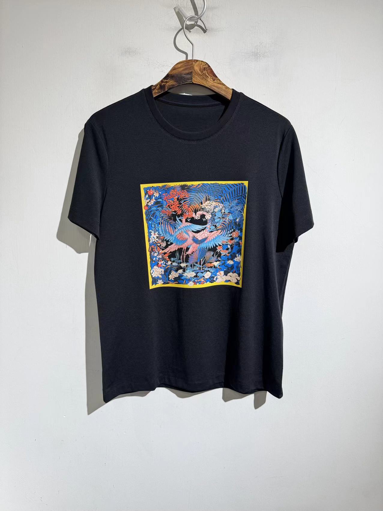 NO:426203,.French customer orders, standard style. The most advanced 3D printing technology is used. Matched with mulberry silk-blend cotton fabric. Extremely casual and extremely comfortable short-sleeved. New 25 spring and summer style. This T-shirt is amazing!  Both men and women look very good. The picture is clear enough to enlarge. It is unique and skin-friendly and breathable. Size m-2xL. M-size bust 104 shoulder width 44 clothes length 66. Other sizes bust L108 xL112 2xL116 Shoulder width garment long sleeve length difference of 1.5cm per size, T-shirt, alexander wang19860909.法国客户订单,标准版型.应用最先进的3d印刷技术.搭配桑蚕丝混纺棉的面料.极其随性的、极致舒服的短袖.25春夏新款. 这款 T 恤太绝啦！男女穿都很好看. 清晰到可以放大的画面.独具特色.亲肤透气 尺码m-2xL. m码胸围104 肩宽44 衣长66.其他码胸围L108 xL112 2xL116 肩宽衣长长袖长每码相差1.5cm,,T-shirt,alexander wang,Men's clothing