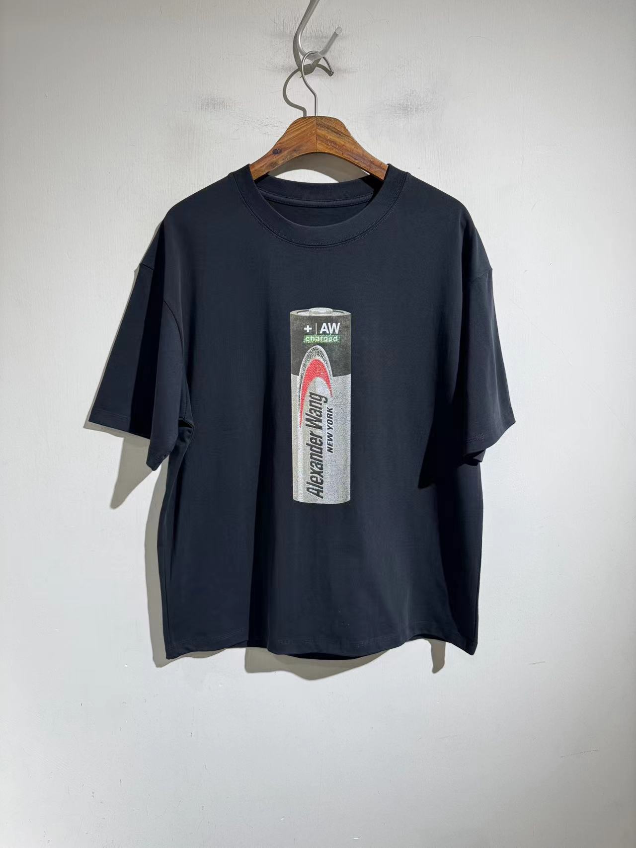 NO:428519,.King Alexander is full of energy!  !  !  Battery drill design alex wqng foreign style. 25 men and women's loose fit short-sleeved T-shirts. Super good-looking design. The latest North American purchasing order cow T... Designer brand.... Heavy 2025 new printed short-sleeved T-shirt adopts heavy 240g long lint cotton, which is very comfortable in the body, and the upper body adds independent temperament. Men and women's style. Black and white. Size m-2xL. m bust 116 shoulder width 57 clothes length 69 other sizes breast L120 xL124 2xL128 shoulder width length increases by 1.2cm per size, alexander wang, T-shirt,tees, t-shirt,alexander wang19860909.亚历山大王充满能量！！！电池贴钻设计 alex wqng国外疯抢款.25款男女同款宽松版型短袖T恤.超好看的设计. 最新北美代购订单牛T…设计师品牌….重磅2025新款印刷短袖T恤 采用重磅240g长绒棉,贴身很舒服,衣服显质感,上身更增加独立气质.男女同款.黑白两色. 尺码m-2xL. m胸围116 肩宽57 衣长69 其他码胸L120 xL124 2xL128 肩宽衣长每码递增1.2cm,,alexander wang,T-shirt,tees，t-shirt,alexander wang,Men's clothing