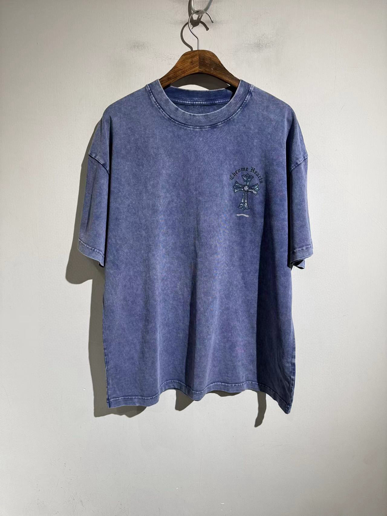 NO:428558,.Ch Crowxin The beauty of blue ready-to-wear fried color. 25 spring and summer Crowjia: Washing water is used for a long-lasting print loose short-sleeved T-shirt. The wash water is super positive. The wash water fabric imitates the traces of wear and tear in the years, and the three-dimensional denim stickers create a very natural old-fashioned effect. Although it is simple, it can play with many different changes. The unique fashion sense adds a lot of color to casual clothing. Size m-2xL. M size bust 120 shoulder width 60 clothes length 74 other size bust L124 xL128 xxL132 Shoulder width length increases by 1.3cm per size, chrome hearts, loewe, T-shirt,tees, t-shirt,alexander wang19860909.Ch克罗心 蓝色成衣炒色的美丽.25款春夏 克罗家:洗水做旧印花宽松短袖T恤.洗水颜色超级正.洗水面料模仿岁月磨损的痕迹,立体牛仔布贴画营造出非常自然的做旧效果.虽然简单,却可以玩出很多种不同的变化,独特的潮流时尚感 为休闲服饰增光添彩不少.尺码 m-2xL. m码胸围120 肩宽60 衣长74 其他码胸围L124 xL128 xxL132 肩宽衣长每码递增1.3cm,,chrome hearts,loewe,T-shirt,tees，t-shirt,alexander wang,Men's clothing