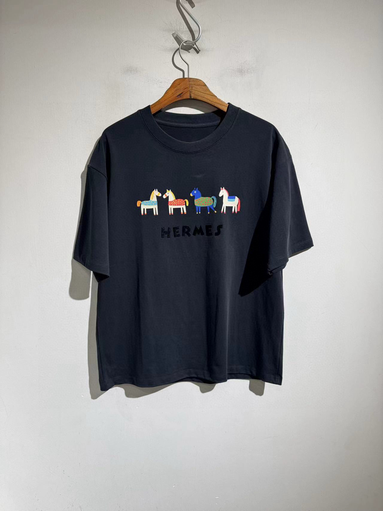 NO:150117,.Hermes cute color printing spray pony.H home and abroad are rushing for style. 25 men and women's loose short-sleeved T-shirts. Super nice and large-scale printing, matched with flocked font design. The latest North American purchasing order cow T... Designer brand.... Heavy 2025 new printed short-sleeved T-shirt adopts heavy 240g long velvet cotton, which is very comfortable in the body, and the upper body adds independent temperament. Men and women's style. Black and white. Size m-2xL. m bust 116 shoulder width 58 clothes length 70 other sizes breast L120 xL124 2xL128 shoulder width length increases by 1.2cm per size, hermes, T-shirt,tees, t-shirt,alexander wang19860909.爱马仕 可爱彩色印刷喷小马.H家国外疯抢款.25款男女同款宽松版型短袖T恤.超好看且超大面积印刷 搭配植绒字体设计. 最新北美代购订单牛T…设计师品牌….重磅2025新款印刷短袖T恤 采用重磅240g长绒棉,贴身很舒服,衣服显质感,上身更增加独立气质.男女同款.黑白两色. 尺码m-2xL. m胸围116 肩宽58 衣长70 其他码胸L120 xL124 2xL128 肩宽衣长每码递增1.2cm,,hermes,T-shirt,tees，t-shirt,alexander wang,Men's clothing