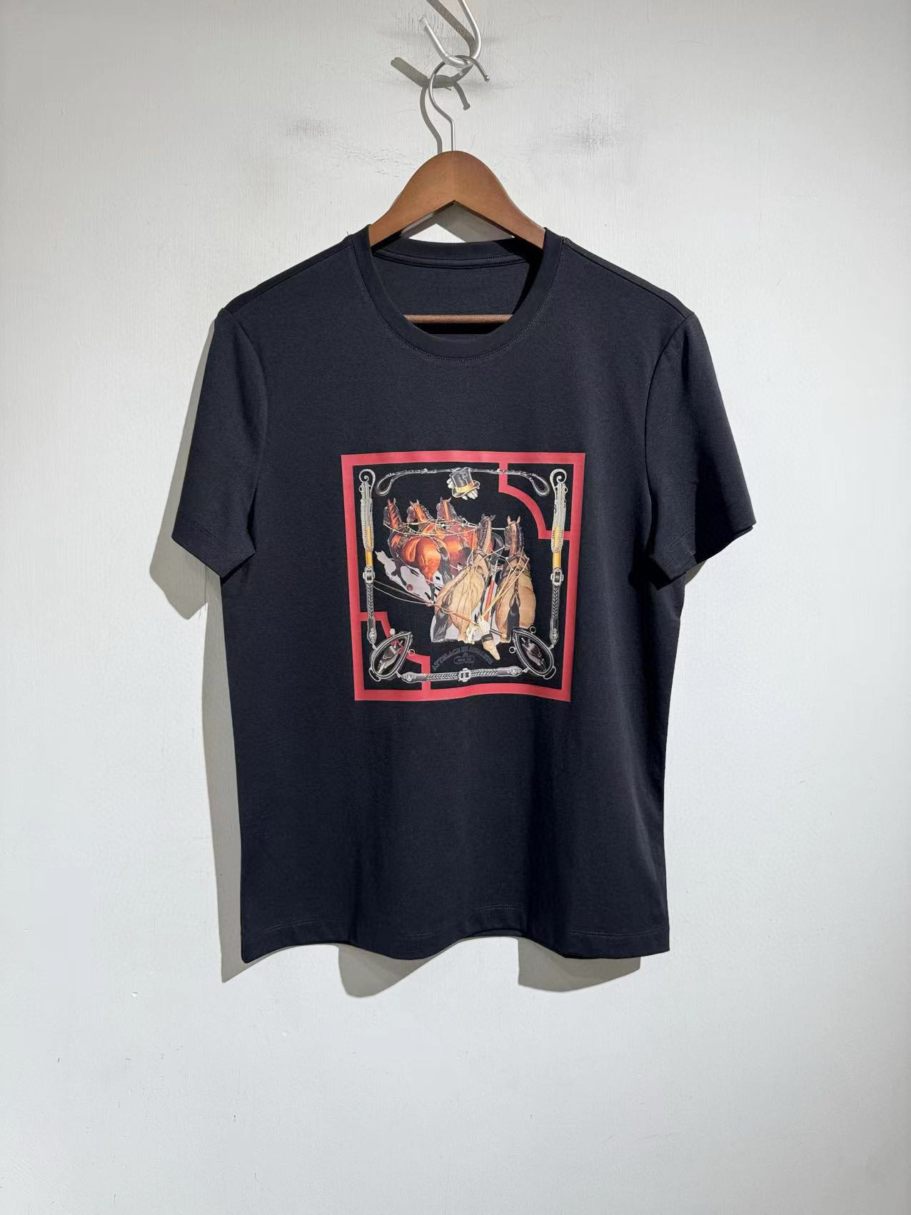 NO:150110,.Hermes French H customer order Standard style. Handsome design. Apply the most advanced 3D printing technology. Matched with mulberry silk-blend cotton fabric. Extremely casual and extremely comfortable short-sleeved. New 25 spring and summer style. This T-shirt is amazing!  Both men and women look very good. The picture is clear enough to enlarge. It is unique. Skin-friendly and breathable. Black and white. Size m-2xL. Size m-2xL. Size m-2xL. Size m-2xL. Size m-2xL. Size m-2xL. Size m-2xL. Size m-2xL. Size 104. Shoulder width 44. Size 66. Other sizes bust L108 xL112. 2xL116. Shoulder width garment with long sleeves. Each size is 1.5cm., hermes, T-shirt, alexander wang19860909.爱马仕 法国H客户订单 标准版型.帅气设计. 应用最先进的3d印刷技术.搭配桑蚕丝混纺棉的面料.极其随性的、极致舒服的短袖.25春夏新款. 这款 T 恤太绝啦！男女穿都很好看.清晰到可以放大的画面.独具特色.亲肤透气 黑 白色两色 尺码m-2xL. m码胸围104 肩宽44 衣长66.其他码胸围L108 xL112 2xL116 肩宽衣长长袖长每码相差1.5cm,,hermes,T-shirt,alexander wang,Men's clothing