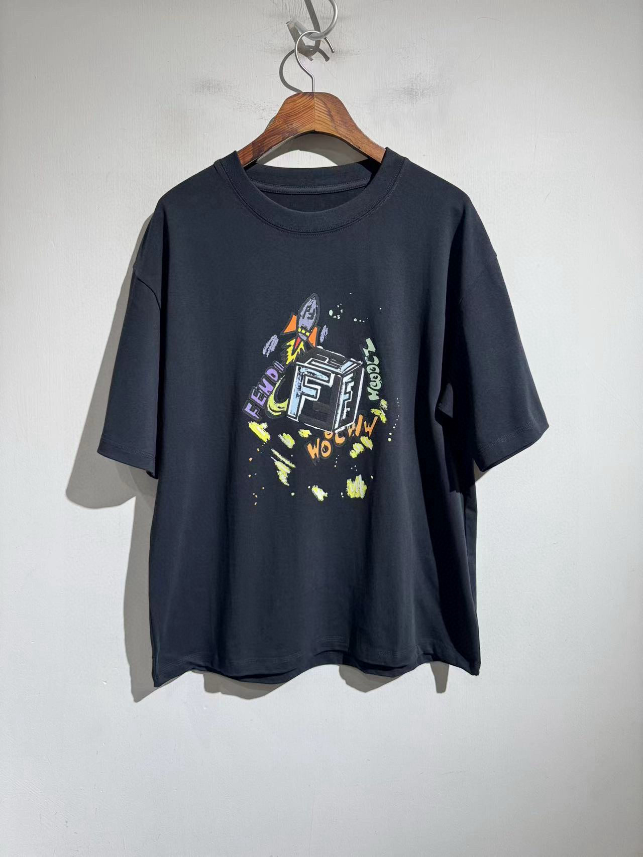 NO:150155,.fendi Fendi Printed and sprayed animation rocket design. FF home and abroad frantically grabs the style. 25 men and women's loose short-sleeved T-shirts. Super beautiful and over-large-area printing   handmade graffiti   matched foam font design. The latest North American purchasing order Niu T... Designer brand.... Heavy 2025 new printed short-sleeved T-shirt adopts heavy 240g long velvet cotton, which is very comfortable in the body, and the upper body adds independent temperament. Men and women's style. Black and white. Size m-2xL. m bust 116 shoulder width 57 clothes length 70 other sizes breast L120 xL124 2xL128 Shoulder width length increases by 1.2cm per size, fendi, fendi, fendi, T-shirt,tees, t-shirt,alexander wang19860909.fendi芬迪 印刷喷绘动漫火箭设计.FF家国外疯抢款.25款男女同款宽松版型短袖T恤.超好看且超大面积印刷  手工涂鸦 搭配发泡字体设计. 最新北美代购订单牛T…设计师品牌….重磅2025新款印刷短袖T恤 采用重磅240g长绒棉,贴身很舒服,衣服显质感,上身更增加独立气质.男女同款.黑白两色. 尺码m-2xL. m胸围116 肩宽57 衣长70 其他码胸L120 xL124 2xL128 肩宽衣长每码递增1.2cm,,fendi,fendi,fendi,T-shirt,tees，t-shirt,alexander wang,Men's clothing