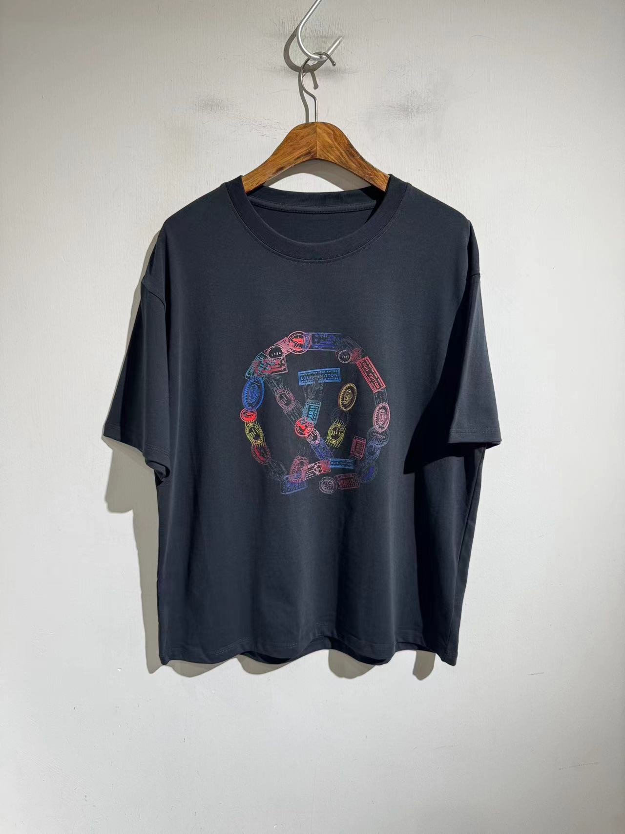 NO:428534,.Lv donkey brand stamp short-sleeved. Foreigners rush to grab the model. 25 men and women's loose-fitting short-sleeved T-shirts. Super nice and large-scale printing. The latest North American purchasing order cow T... Designer brand.... Heavy 2025 new printed short-sleeved T-shirt adopts heavy 240g long velvet cotton, which is very comfortable in the body, and the upper body adds independent temperament. Men and women's style. Black and white. Size m-2xL. m bust 114 shoulder width 56 clothes length 70 other sizes breast L118 xL122 2xL126 shoulder width length increases by 1.2cm per size,,louis vuitton,louis vuitton,T-shirt,tees,t-shirt,alexander wang19860909.Lv驴牌 邮票短袖.老外疯抢款.25款男女同款宽松版型短袖T恤.超好看且超大面积印刷. 最新北美代购订单牛T…设计师品牌….重磅2025新款印刷短袖T恤 采用重磅240g长绒棉,贴身很舒服,衣服显质感,上身更增加独立气质.男女同款.黑白两色. 尺码m-2xL. m胸围114 肩宽56 衣长70 其他码胸L118 xL122 2xL126 肩宽衣长每码递增1.2cm,,louis vuitton,louis vuitton,T-shirt,tees，t-shirt,alexander wang,Men's clothing