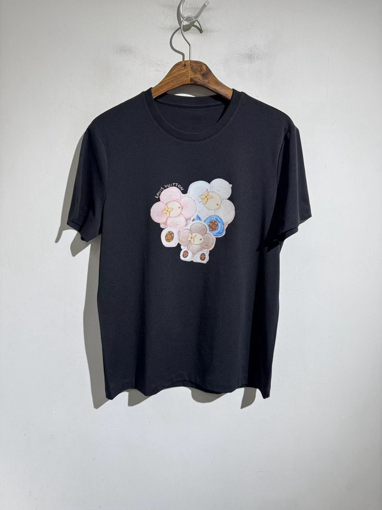 NO:428529,.Lv donkey brand presbyterian design animation.... French customer 'flower' order standard version. Apply the most advanced 3D printing technology. Matched with mulberry silk-blend cotton fabric. Extremely casual and extremely comfortable short-sleeved. New 25 spring and summer style. This T-shirt is amazing!  Both men and women look very good. The picture is clear enough to enlarge. It is unique. Skin-friendly and breathable. Black and white. Size m-2xL. M-size bust 104 shoulder width 44 clothes length 66. Other sizes bust L108 xL112 2xL116 Shoulder width garment long sleeve length difference of 1.5cm per size, louis vuitton,louis vuitton,T-shirt,alexander wang19860909.Lv驴牌老花设计动漫….法国客户“花朵”订单标准版型.应用最先进的3d印刷技术.搭配桑蚕丝混纺棉的面料.极其随性的、极致舒服的短袖.25春夏新款. 这款 T 恤太绝啦！男女穿都很好看.清晰到可以放大的画面.独具特色.亲肤透气 黑 白两色 尺码m-2xL. m码胸围104 肩宽44 衣长66.其他码胸围L108 xL112 2xL116 肩宽衣长长袖长每码相差1.5cm,,louis vuitton,louis vuitton,T-shirt,alexander wang,Men's clothing