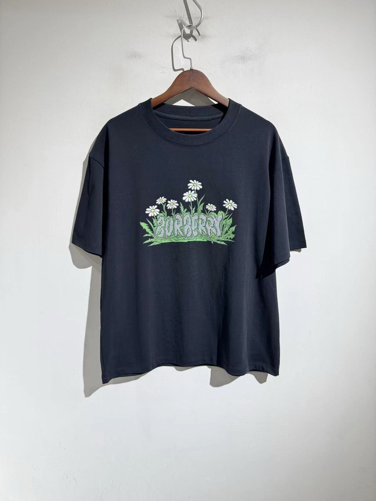 NO:428564,.Burberry Burberry flower bed with bead granules design. Burh family and foreign countries are frantically grabbing styles. 25 men and women's loose short-sleeved T-shirts. Super beautiful and over-large-area printing. The latest North American purchasing order cow T... Designer brand.... Heavy 2025 new printed short-sleeved T-shirt adopts heavy 240g long velvet cotton, which is very comfortable in the body, and the upper body adds independent temperament. Men and women's style. Black and white. Size m-2xL. m bust 116 shoulder width 57 clothes length 69 other sizes breast L120 xL124 2xL128 shoulder width length increases by 1.2cm per size, ,burberry, burberry, T-shirt,tees, t-shirt,alexander wang19860909.Burberry巴宝莉 花坛搭配珠珠颗粒设计.bur家国外疯抢款.25款男女同款宽松版型短袖T恤.超好看且超大面积印刷. 最新北美代购订单牛T…设计师品牌….重磅2025新款印刷短袖T恤 采用重磅240g长绒棉,贴身很舒服,衣服显质感,上身更增加独立气质.男女同款.黑白两色. 尺码m-2xL. m胸围116 肩宽57 衣长69 其他码胸L120 xL124 2xL128 肩宽衣长每码递增1.2cm,,burberry,burberry,T-shirt,tees，t-shirt,alexander wang,Men's clothing