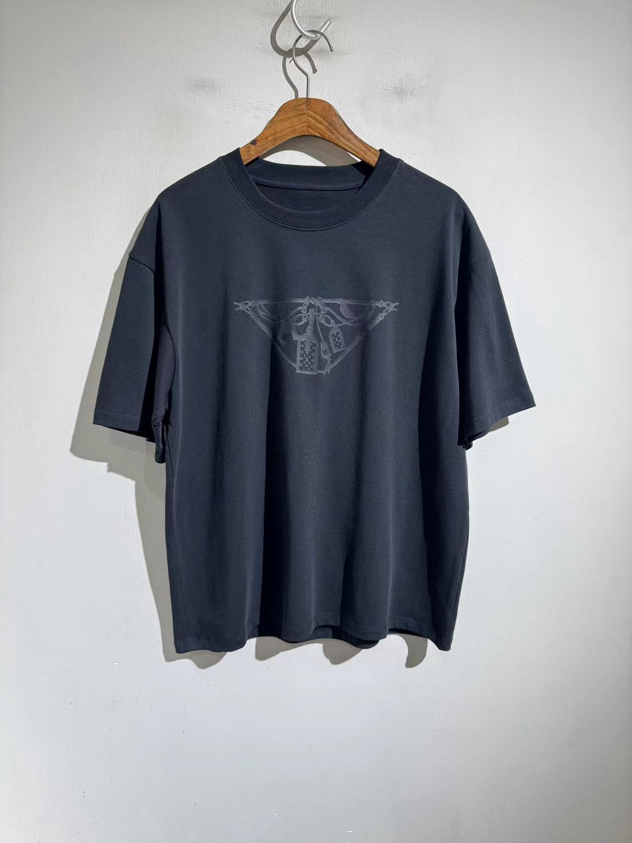 NO:426208,.Prada Prada Triangle logo is not exclusive to Pra.... Foreign rush to grab the style. 25 men and women's loose short-sleeved T-shirts. Super beautiful and large-scale printed and matched with small metal logo font design. The latest North American purchasing order cow T... Designer brand.... Heavy 2025 new printed short-sleeved T-shirt adopts heavy 240g long velvet cotton, which is very comfortable in the body, and the upper body adds independent temperament. Men and women's style. Black and white. Size m-2xL. m bust 116 shoulder width 58 clothes length 70 other sizes chest L120 xL124 2xL128 shoulder width length increases by 1.2cm per size,,prada,prada,T-shirt,tees,t-shirt,alexander wang19860909.Prada普拉达 三角标不是pra的专属….国外疯抢款.25款男女同款宽松版型短袖T恤.超好看且超大面积印刷 搭配小金属logo字体设计. 最新北美代购订单牛T…设计师品牌….重磅2025新款印刷短袖T恤 采用重磅240g长绒棉,贴身很舒服,衣服显质感,上身更增加独立气质.男女同款.黑白两色. 尺码m-2xL. m胸围116 肩宽58 衣长70 其他码胸L120 xL124 2xL128 肩宽衣长每码递增1.2cm,,prada,prada,T-shirt,tees，t-shirt,alexander wang,Men's clothing