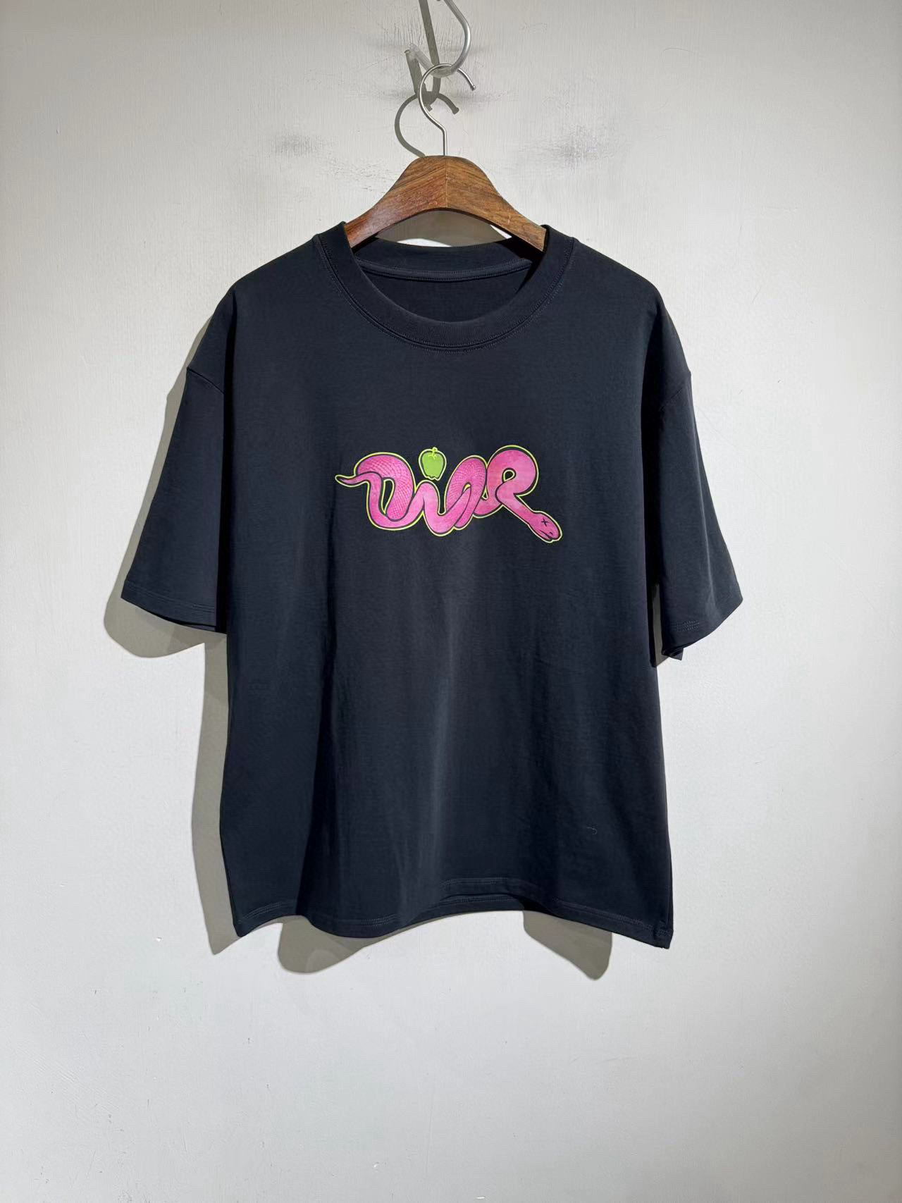 NO:426214,.Dior Dior Year of the Snake Painted Letter Design. CDs from abroad are rushing for models. 25 men and women's loose short-sleeved T-shirts. Super nice and over-large-area printing. The latest North American purchasing order cow T... Designer brand.... Heavy 2025 new printed short-sleeved T-shirt adopts heavy 240g long velvet cotton, which is very comfortable in the body, and the upper body adds independent temperament. Men and women's style. Black and white. Size m-2xL. m bust 116 shoulder width 57 clothes length 69 other sizes breast L120 xL124 2xL128 shoulder width length increases by 1.2cm per size,,dior,dior,dior,T-shirt,tees,t-shirt,alexander wang19860909.Dior迪奥 蛇年彩绘字母设计.CD家国外疯抢款.25款男女同款宽松版型短袖T恤.超好看且超大面积印刷. 最新北美代购订单牛T…设计师品牌….重磅2025新款印刷短袖T恤 采用重磅240g长绒棉,贴身很舒服,衣服显质感,上身更增加独立气质.男女同款.黑白两色. 尺码m-2xL. m胸围116 肩宽57 衣长69 其他码胸L120 xL124 2xL128 肩宽衣长每码递增1.2cm,,dior,dior,dior,T-shirt,tees，t-shirt,alexander wang,Men's clothing