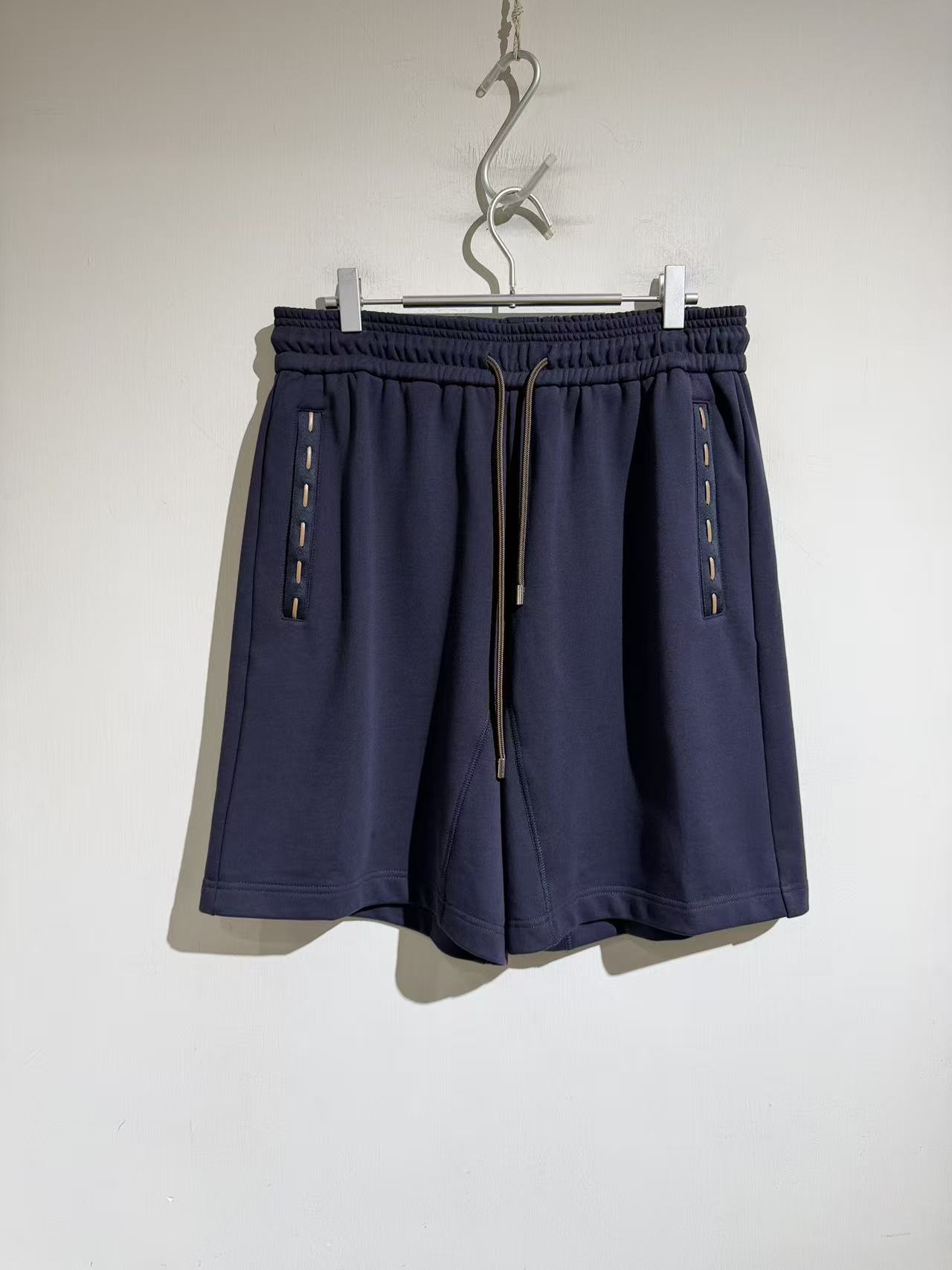 NO:886093,Shorts on the ceiling... 9800+ on the cabinet, and can be returned if different!  !  !  Navy blue 26 years latest FD Fen men's casual wear pure cotton drawstring Bermuda shorts Selleria stitching...Details from hardware texture to fabric feel and color are all unique categories. Shorts made by the most famous factory in Dongguan. Sizes s-xL. S size waist 78-84 hip 122 trouser length 51. Other sizes have a 4-5cm difference in waist and hip circumference.  Pants length varies by 1.3cm per size, Fendi-clothing, fendi, shorts,19860909天花板的短裤…柜上9800+, 与不同可退货！！！海军蓝 26年最新款FD 芬男士休闲服纯棉抽绳百慕大短裤Selleria缝线….细节五金质感 到面料的手感 颜色.都是独一无二的品类 东莞最出名的工厂代工的短裤.尺码s-xL .s码腰围78-84 臀围122 裤长51.其他码腰围臀围每码相差4-5cm 裤长每码相差1.3cm,芬迪-服装,fendi,shorts,,Women's clothing