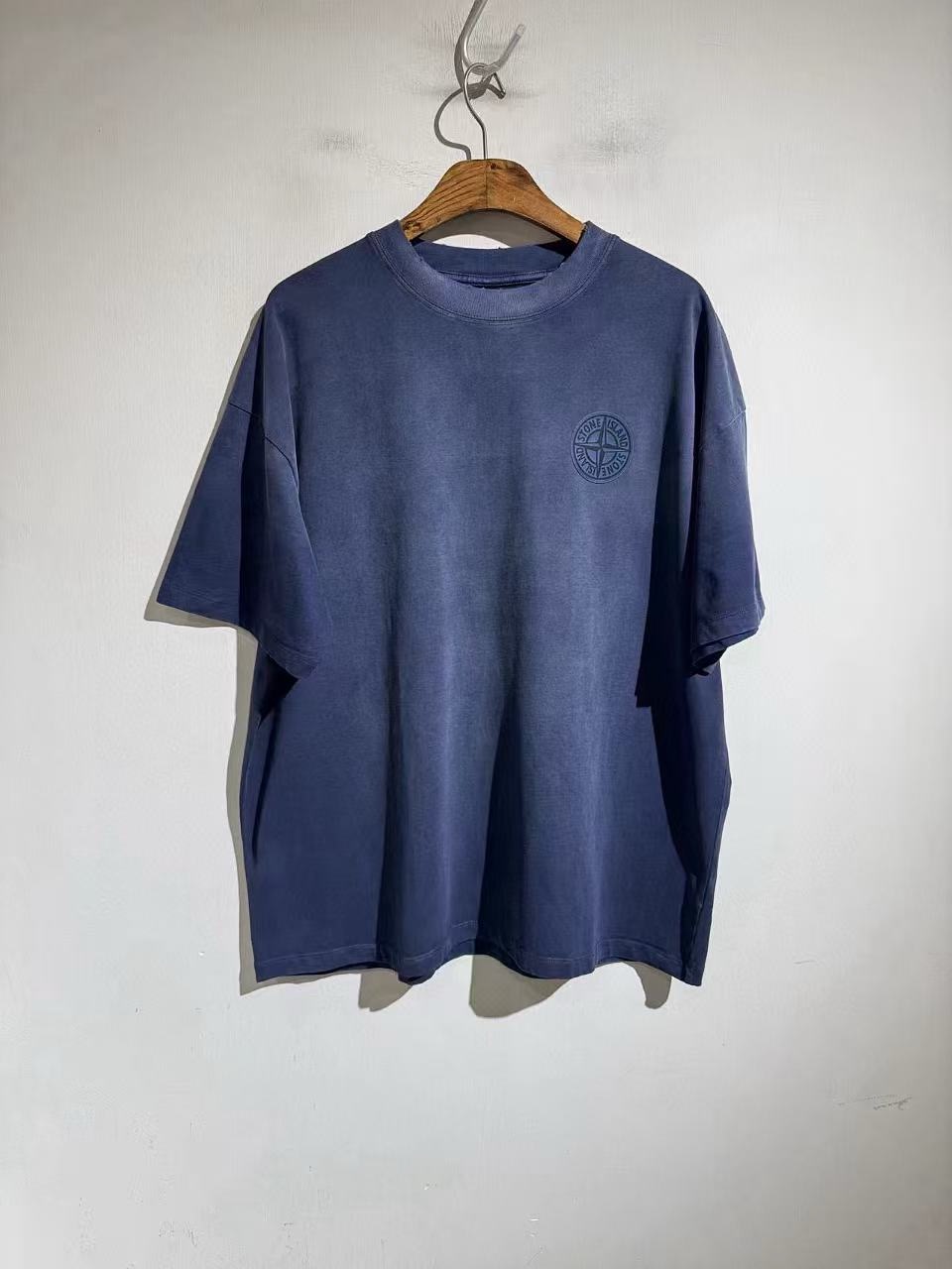 NO:898957,Extremely natural, skin-friendly and soft... Stone stone is limited to summer, hand-made gradient custom short-sleeves. Ordered by Japanese customers, each piece is an art!  !  Every piece is unique!  !  !  The latest 2025 model. Distressed and hand-washed to create the most artistic design. Full of high-street style, better matching. Produced by the first-class foundry in Zhongshan, China. The quality is very good. Sizes m-2xl.. M size bust 128 shoulder width 62 length 76 other sizes bust L132 XL136 2xL140 shoulder width and length increase by 1.3cm per size, men's clothing, T-shirt,19860909过度自然亲肤柔和….石头stone夏日限定,手工渐变定制短袖.日本客户定单,每一件为艺术！！每一件都别出心裁！！！2025款最新.做旧纯手工磨洗,打造最艺术的设计感..穿搭高街感十足,搭配更赞.国内中山一流代工厂生产.品质非常非常棒尺码m-2xl.. m码胸围128 肩宽62 衣长76其他码胸围L132 XL136 2xL140 肩宽衣长每码递增1.3cm,男装,T-shirt,,Women's clothing