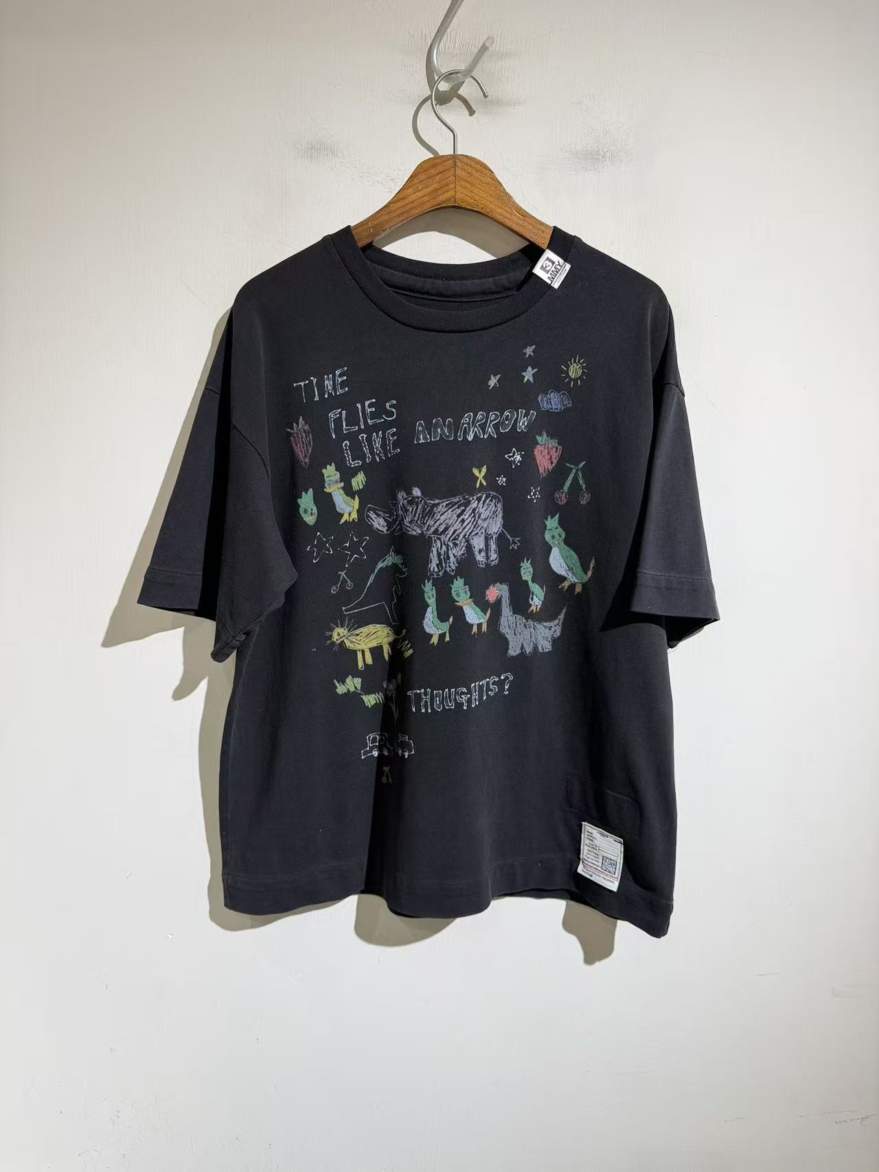 NO:898944,Customized textured fabric with hemp feel, comfortable and stylish on the upper body. Japanese customer order...Details crazy. MAISON MIHARA Y Mihara family graffiti printed T-shirt, all sides have very stylish routing design. Digital printing is very, very beautiful...black and white. Size s-xL..S size bust 112, shoulder width 57, length 70. Other sizes bust M116 L120 xL124  The difference in shoulder width and clothing length is 1.3cm per size, men's clothing, tees, t-shirts,19860909定制麻感觉的质感面料,上身舒服 有型.日本客户订单…细节狂魔.MAISON MIHARA Y 三原家 涂鸦印花T恤 ,所有边路都非常有风格的走线设计.数码印刷非常非常好看 …黑白两色 尺码s-xL.. s码胸围112 肩宽57 衣长70.其他码胸围M116 L120 xL124 肩宽衣长每码相差1.3cm,男装,tees，t-shirt,,Women's clothing