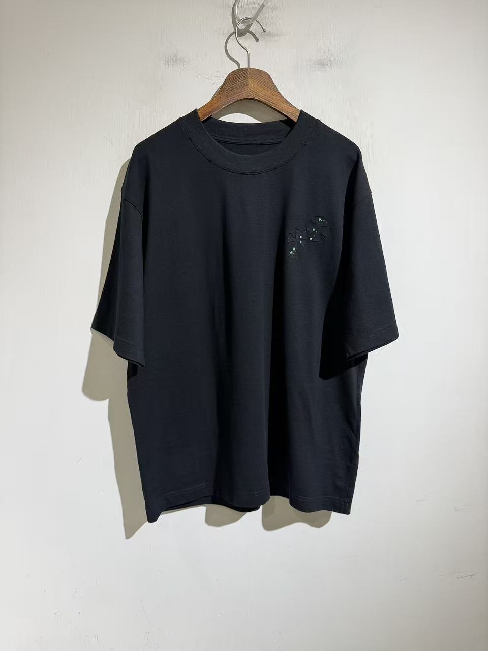 NO:898931,Artistic sense, fantasy design, Crow's design collision. Order... It has sfumato printing + patch graffiti technology. Craft short-sleeves with full street feel... French design short-sleeves!  !  Pure hand-painted design. 2026ss T-shirt. Long-staple cotton more suitable for summer. Japanese Gangshan antique cotton + hand-made hole processing design. The pinnacle of short sleeves!  !  Hand-painted graffiti design produced by the design institute. Pure hand-worn processing technology. More three-dimensional. Good short sleeves. You must not miss it. Black and white. Sizes s-xL. S size bust 120, shoulder width 54, length 73. Other sizes bust m124 L128  hearts,loewe,T-shirt,tees,t-shirt,19860909艺术感 幻境设计克罗家的设计碰撞.订单…..拥有晕染印刷+贴布涂鸦工艺.街头感十足的工艺短袖…..法系设计短袖！！纯手工手绘设计.2026ss T恤.更适合夏季的长绒棉.日本岗山古董棉布+手工破洞处理设计..短袖的巅峰之作！！ 设计院出品的手绘涂鸦设计.纯手工磨破处理工艺..更立体. 好短袖.你绝对不可错过. 黑白两色.尺码s-xL . s码胸围120 肩宽54 衣长73 其他码胸围 m124 L128 xL132 .肩宽衣长袖长每码递增1.2cm,男装,chrome hearts,loewe,T-shirt,tees，t-shirt,,Women's clothing