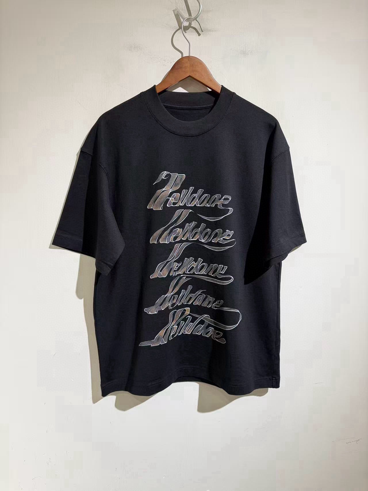 NO:898924,The latest, 26 classic spring styles are here, awesome styles...top digital printing, a big hit in early spring of 2026...well graffiti design short sleeves...every detail is beautiful...super versatile, same style for men and women, black and white. S size bust 118, shoulder width 57, length 73, other sizes bust M122 L126  xL130. Shoulder width, long sleeve length, increments of 1.3cm per size, men's clothing, T-shirt,19860909最新的哦,经典的26款春款来了,超赞的款…顶级数码印刷,26年早春重磅出击…well涂鸦设计短袖….每一个细节都很好看……超级百搭的男女同款,黑白两色.s-xL..s码胸围118 肩宽57 衣长73 其他码胸围M122 L126 xL130.肩宽衣长袖长每码递增1.3cm,男装,T-shirt,,Women's clothing