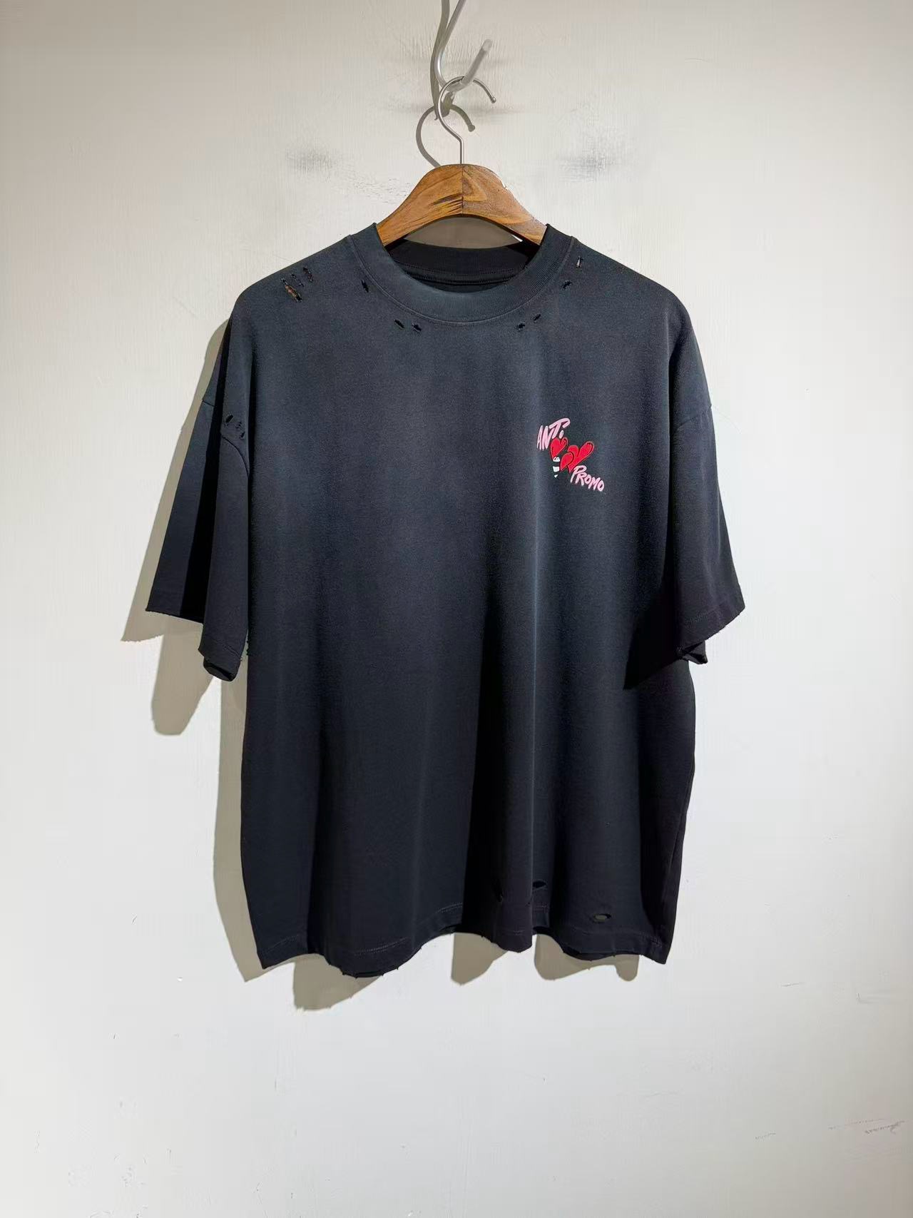 NO:898920,ANTi PROMO New York limited letter love, the whole piece is blue and gray gradient wash, anime smiley face design graffiti... A hot item in the buyer's shop. Gradient fried wash, 2026 new short-sleeved T. Custom-developed long-staple cotton 220g fabric, heavy fried yarn, washed and aged craftsmanship... Hand-painted design 3D offset printing. Soft and delicate. Same style for men and women. Loose fit. Size m-2xL. M size bust 122, shoulder width 61, length 71  Other sizes: bust L126 xL130 2xL134 shoulder width and length increments of 1.2cm per size, men's clothing, T-shirt,19860909ANTi PROMO 纽约限定字母爱心,整件蓝灰色渐变洗水,动漫笑脸设计涂鸦….买手店爆款.渐变炒色洗水,2026新款短袖T 定制开发长绒棉220g面料 重工炒纱洗水做旧工艺 … 手绘设计3d胶印.柔软细腻.男女同款 宽松版型 码数m-2xL .m码胸围122 肩宽61 衣长71 其他码胸围L126 xL130 2xL134 肩宽衣长每码递增1.2cm,男装,T-shirt,,Women's clothing