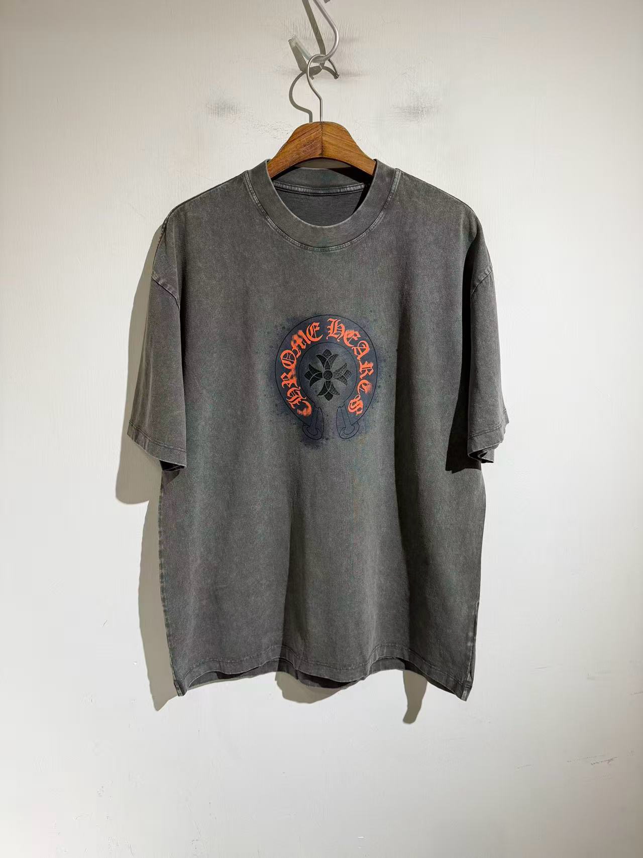 NO:898943,Irregular gradients, color washes... Who is the best on the Internet?  ?  Crow orange design logo. 26 styles with strong hand-made distressing, sentimental works... Authentic North American buyer store order, top quality!  Heavy washing, distressing and fried yarn craftsmanship, custom printing craftsmanship, loose fit, same size for men and women, size m-2xL. M size bust 122 shoulder width 57 dress length 73 other sizes bust L12619860909不规则渐变、炒色洗水..全网谁做的最好？？克罗橘色设计logo.26款手工强悍做旧处理,情怀作品……..原汁原味北美买手店订单,顶级品质！重工洗水做旧炒纱工艺 定制印花工艺 宽松版型 男女同款 码数m-2xL. m码胸围122肩宽57 衣长73 其他码胸围 L126 xL130 xxL134 肩宽衣长每码递增1.3cm,男装,chrome hearts,,Women's clothing