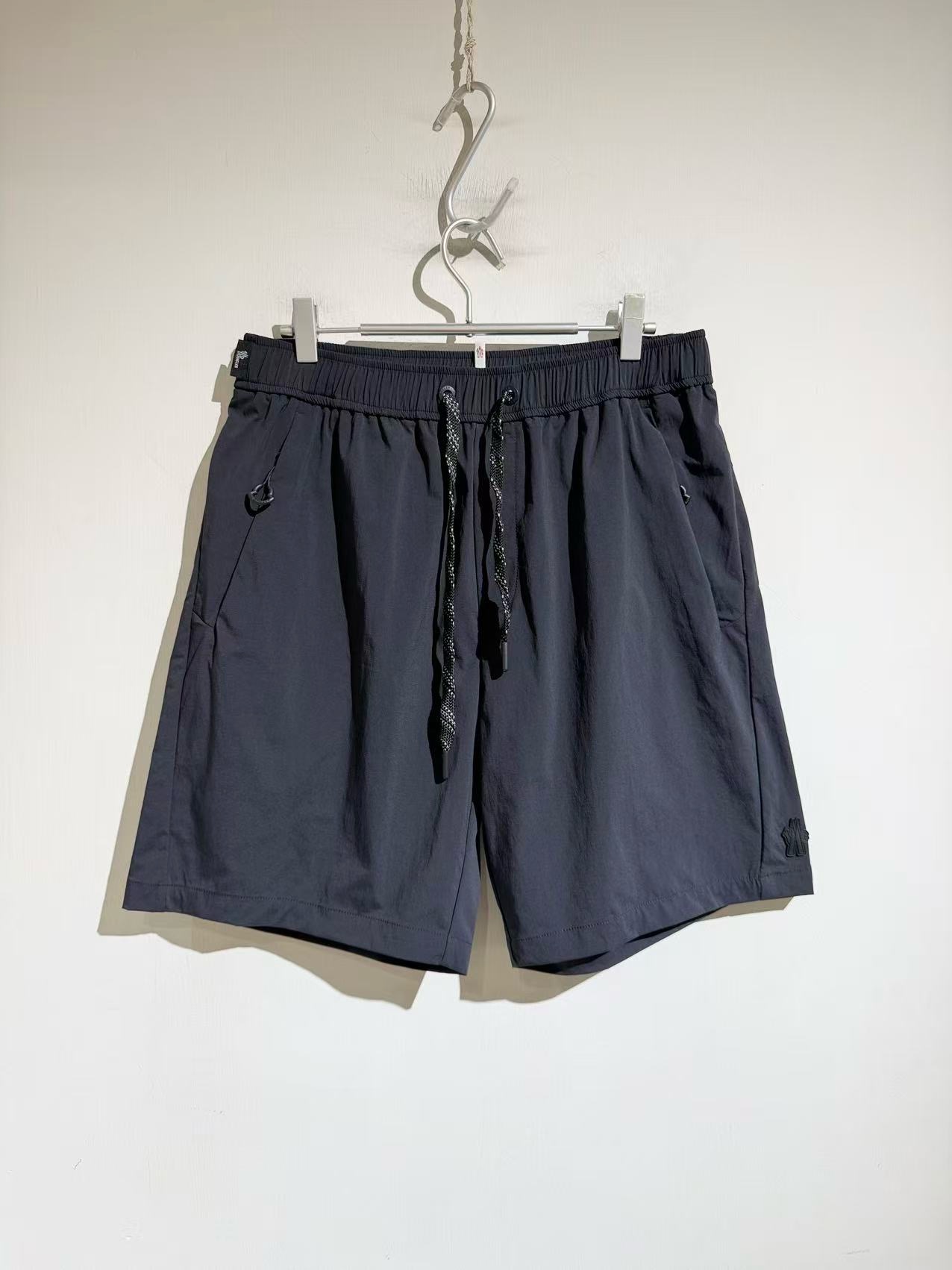 NO:898936,Structural design of mon system...Japanese fabric outdoor light work shorts...comfortable and super stretchy. North American order mon structural design of 26 minimalist casual pants with full sense of design. This outdoor + business version. The cutting design is one of a kind. Top straight business outdoor series, no label is the top version!  !  Knee three-dimensional cutting. Lightweight functional style, small straight design, stretchy, comfortable and breathable...Japanese imported fabrics and hardware. Give you quality warmth and comfort. Black and gray white. Sizes m-3xL...M size waist 76-84 hip 128 trouser length 51. For other sizes, the waist and hip circumference increase by 4-5 cm per yard, and the trouser length increases by 1.2cm per yard. Men's clothing, shorts,19860909结构设计mon系…日本面料户外轻工装短裤…又舒服弹力超大. 北美订单mon结构设计26款设计感十足的极简休闲裤. 这款户外+商务版型.裁剪设计堪称一绝. 顶尖直筒商务户外系列,无标就是top的版本！！膝盖立体裁剪.轻便机能风格,小直筒设计,弹力舒适透气…日本进口面料和五金.给你品质温暖还有舒适度.黑 灰白两色.尺码m-3xL...m码腰围76-84 臀围128 裤长51.其他码腰围臀围每码递增4-5 cm 裤长每码递增1.2cm,男装,shorts,,Women's clothing